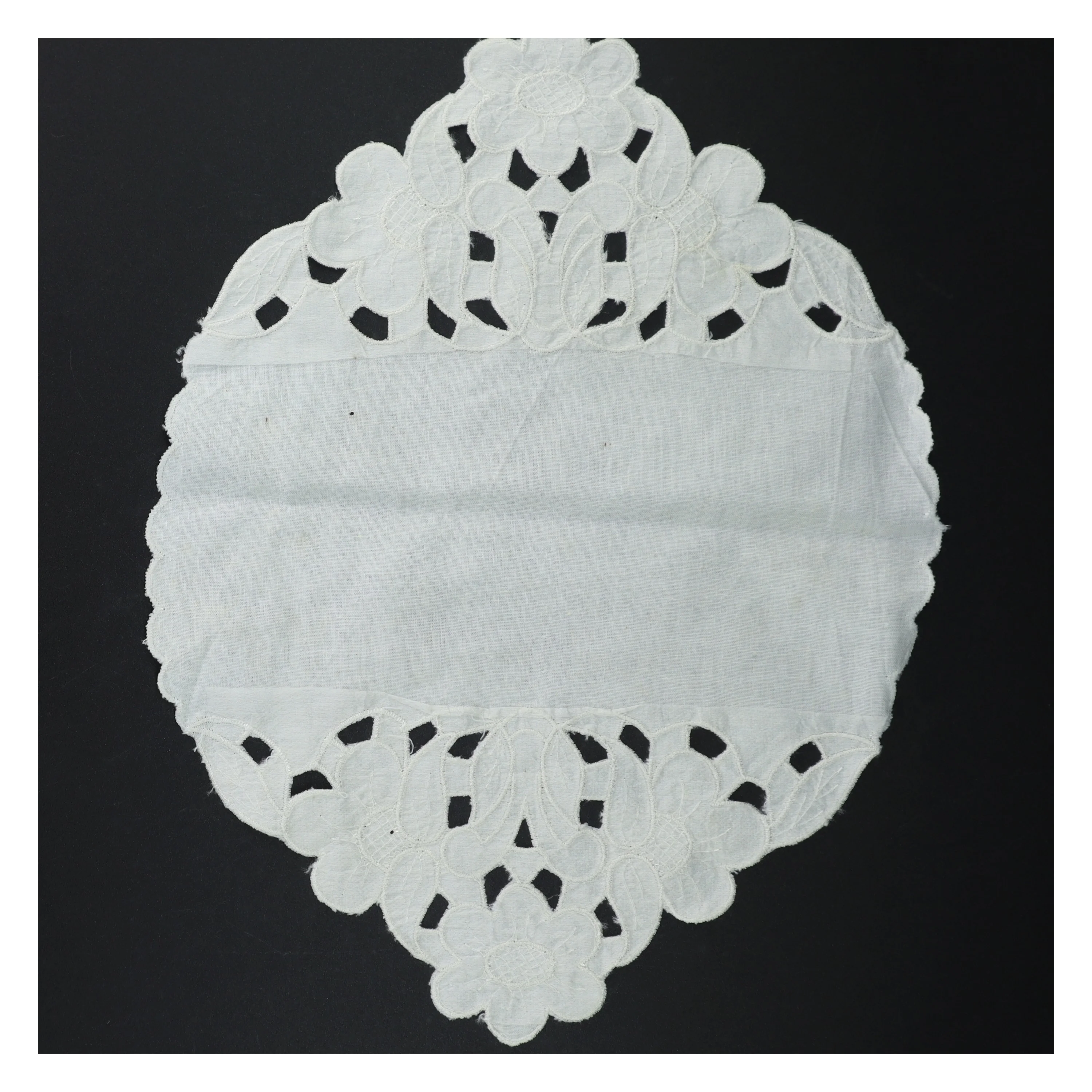 dekorativ hvid dug (str. 38 x 29 cm)