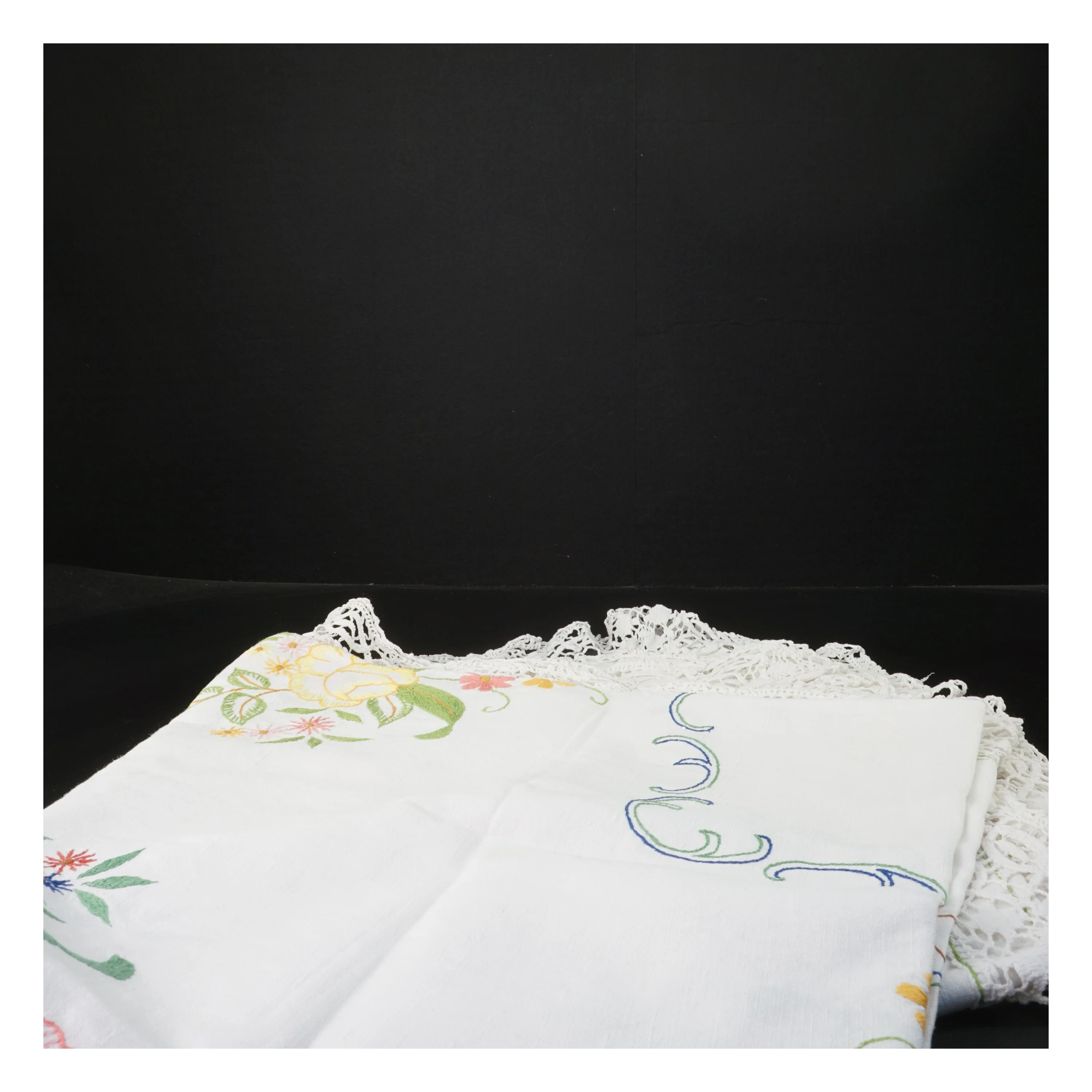 Hvid dug med broderi og blondekant (str. 135x135 cm)