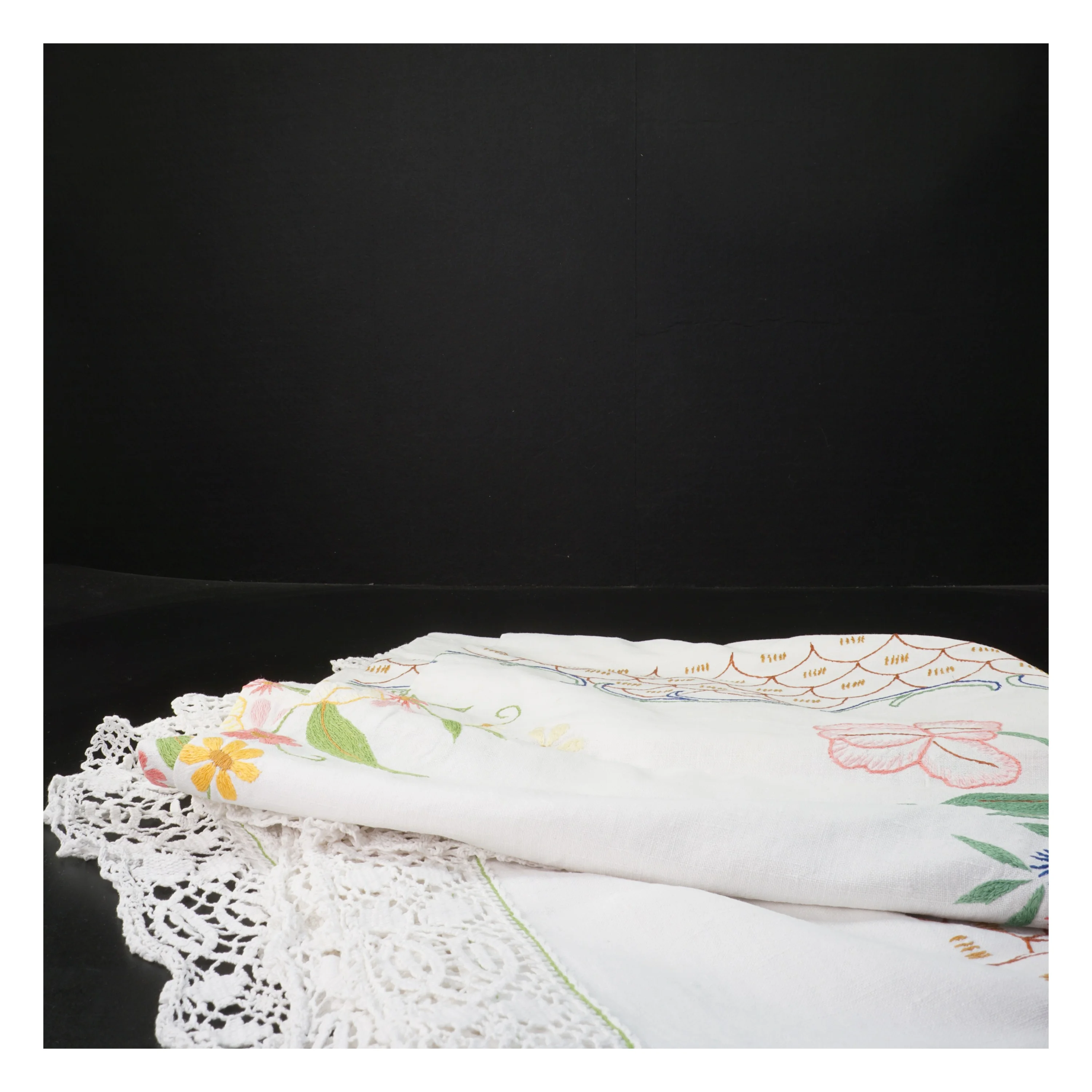 Hvid dug med broderi og blondekant (str. 135x135 cm)