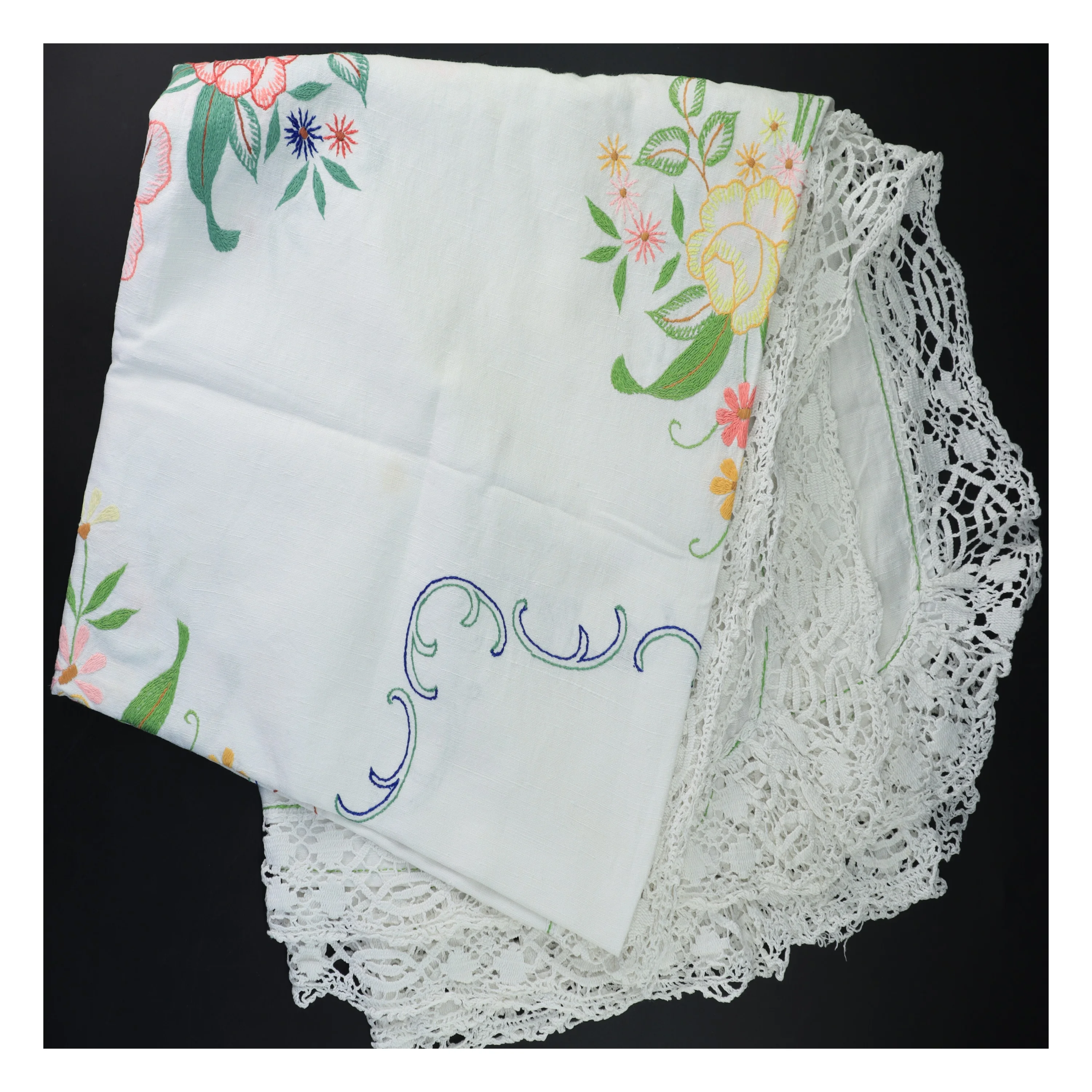 Hvid dug med broderi og blondekant (str. 135x135 cm)