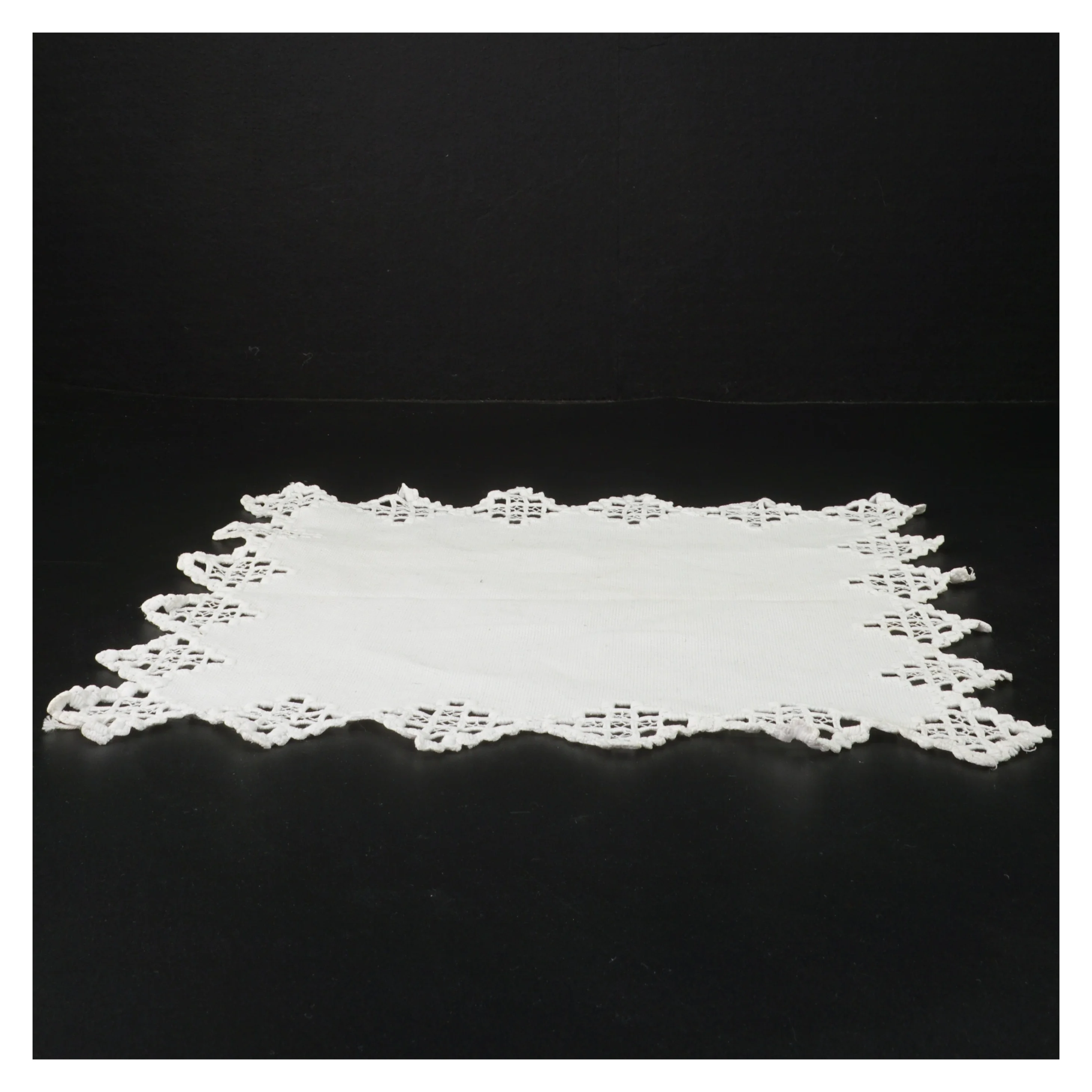 Håndbroderet lysedug (str. 29 x. 29 cm)