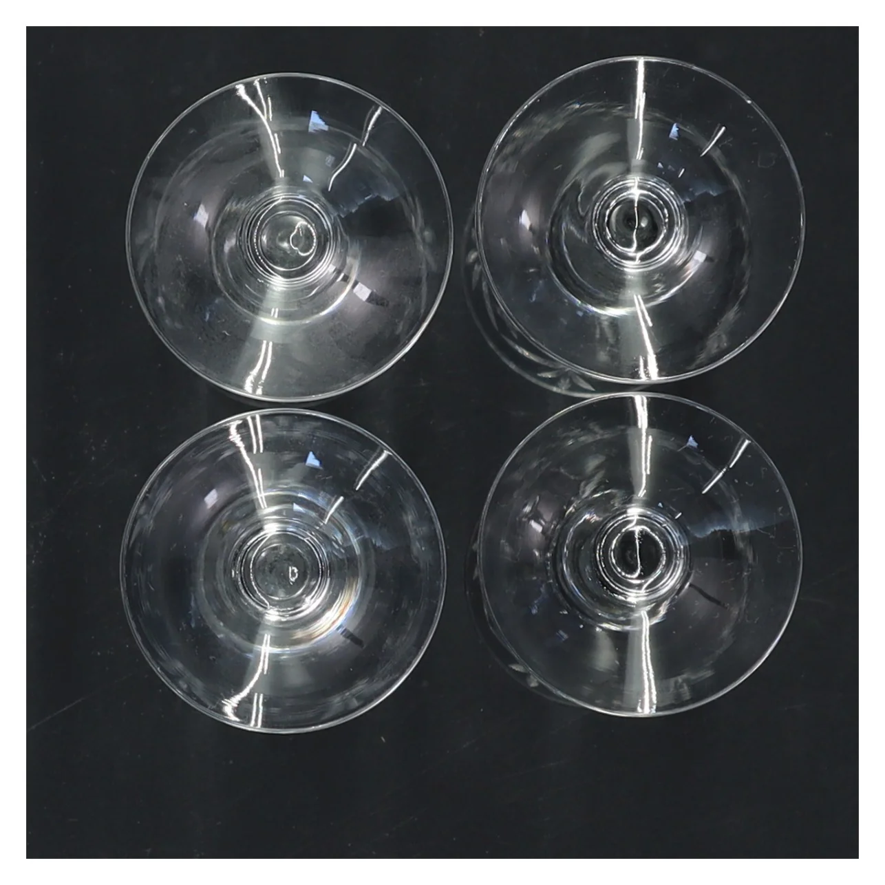 Sæt med fire krystalglas (str. 10 cm x 4 ø cm)