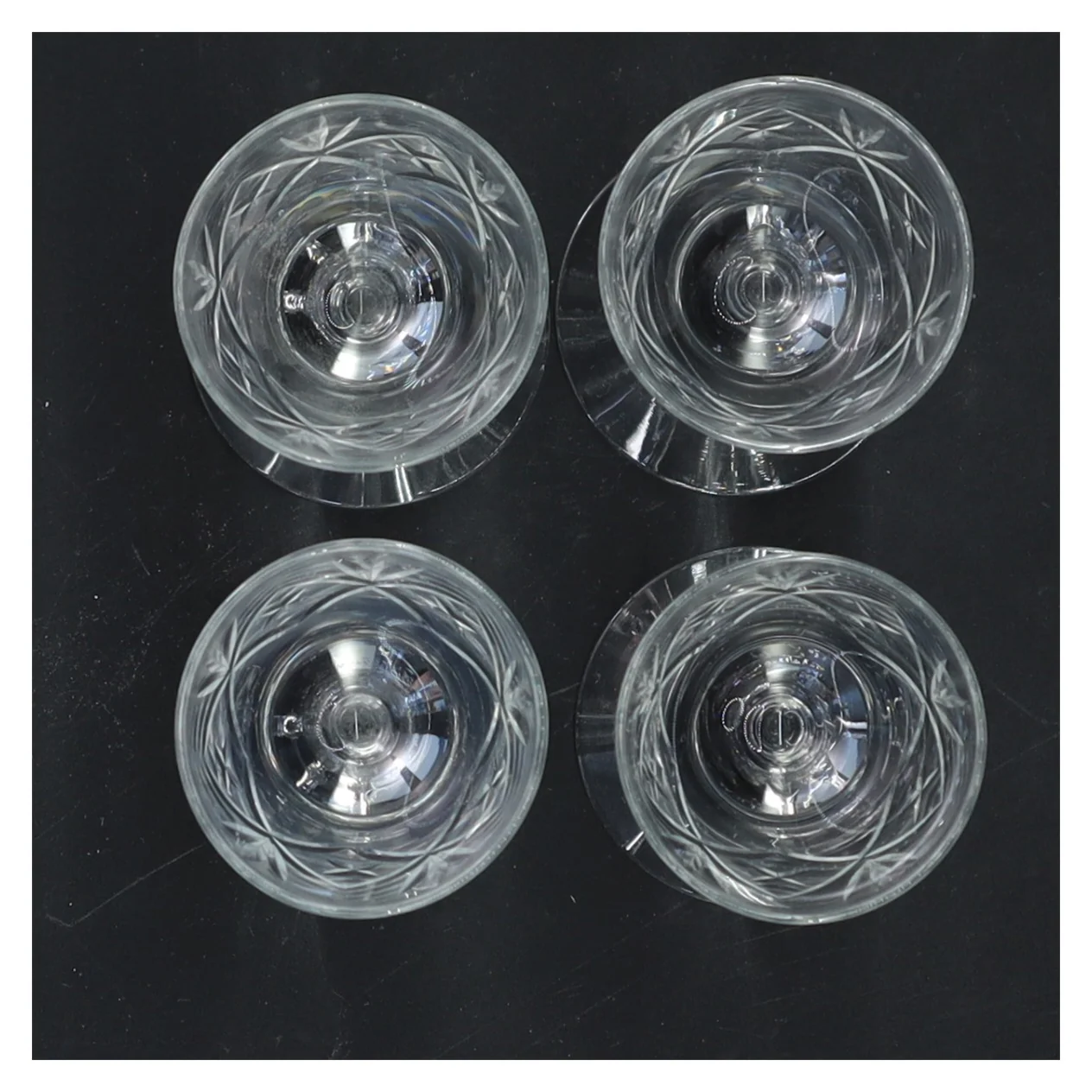 Sæt med fire krystalglas (str. 10 cm x 4 ø cm)