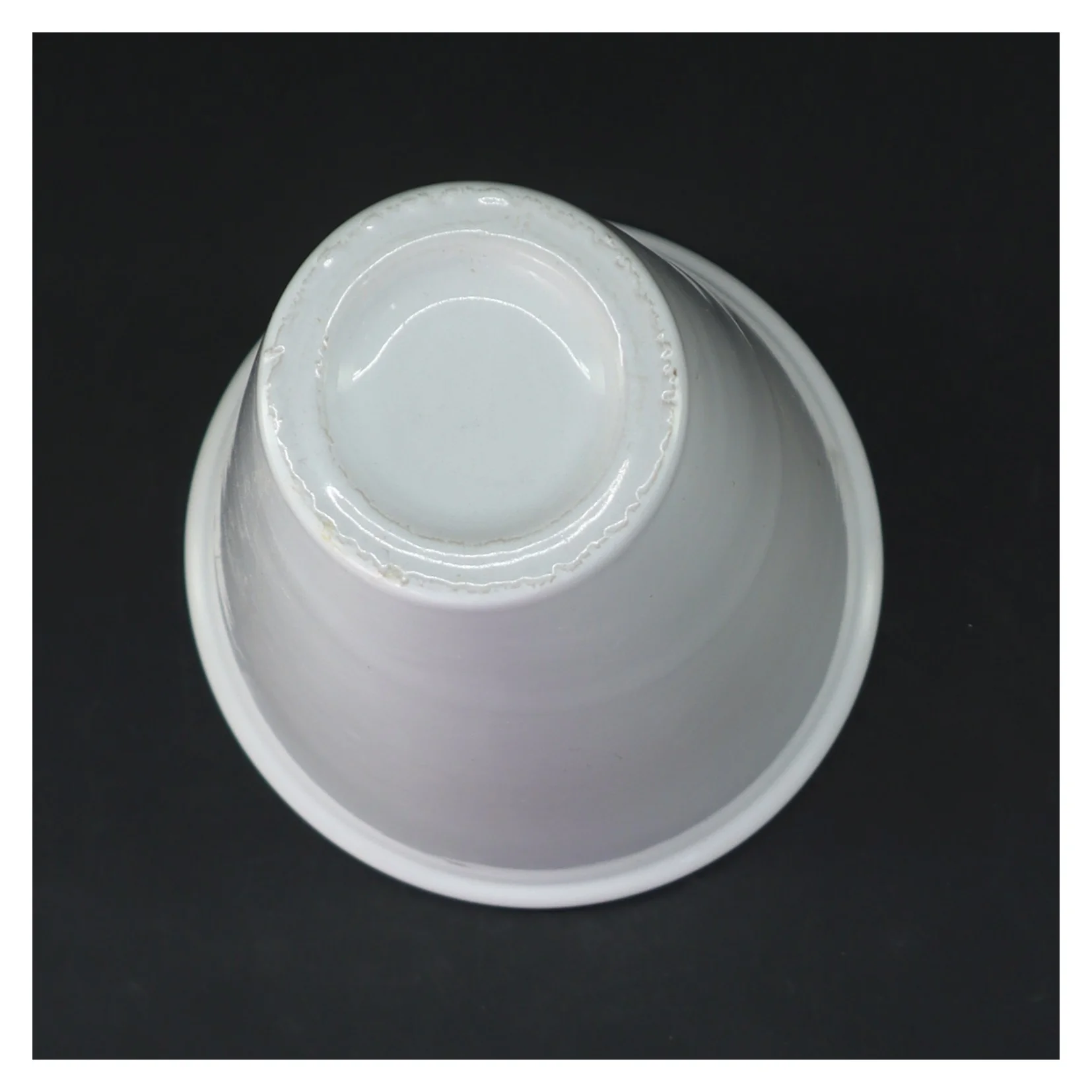 Hvid keramik vase (str. Ø. 12 cm. længde. 21,5 cm)