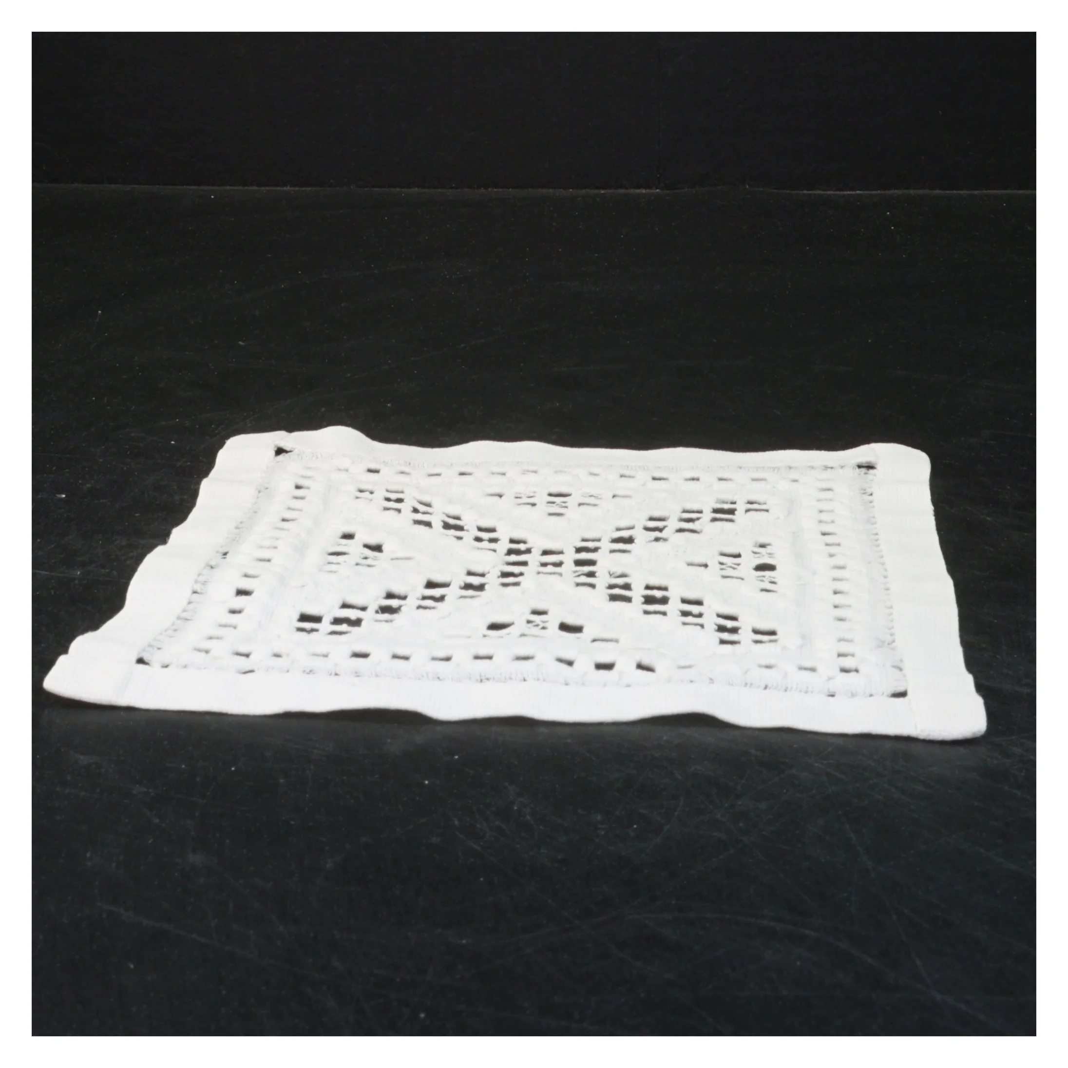 Lille dug i hardanger syning(str. 18,5x18 cm)