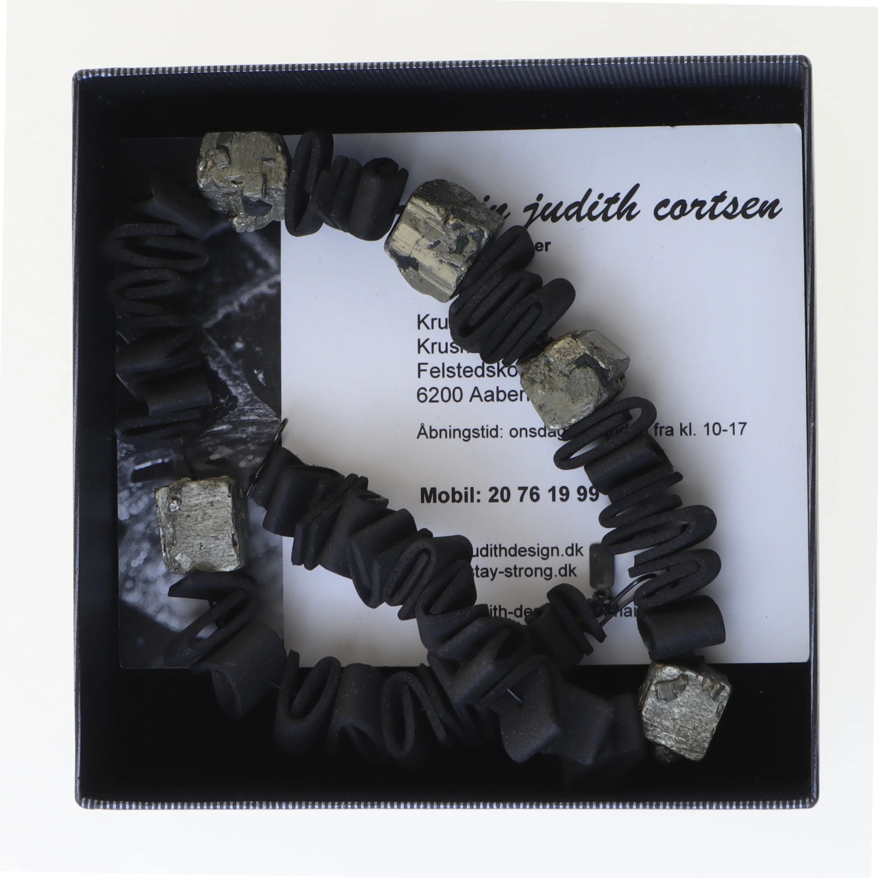 Halskæde med sten og spiraler fra Judithdesign (str. 47 cm)