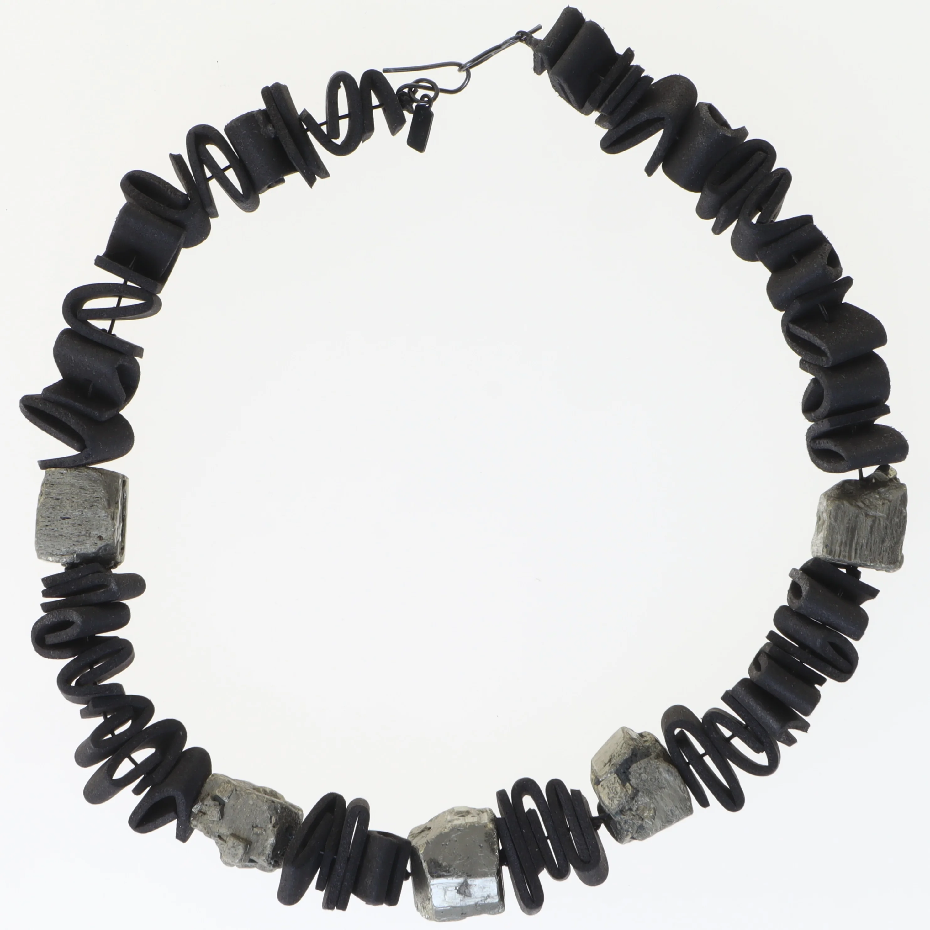 Halskæde med sten og spiraler fra Judithdesign (str. 47 cm)