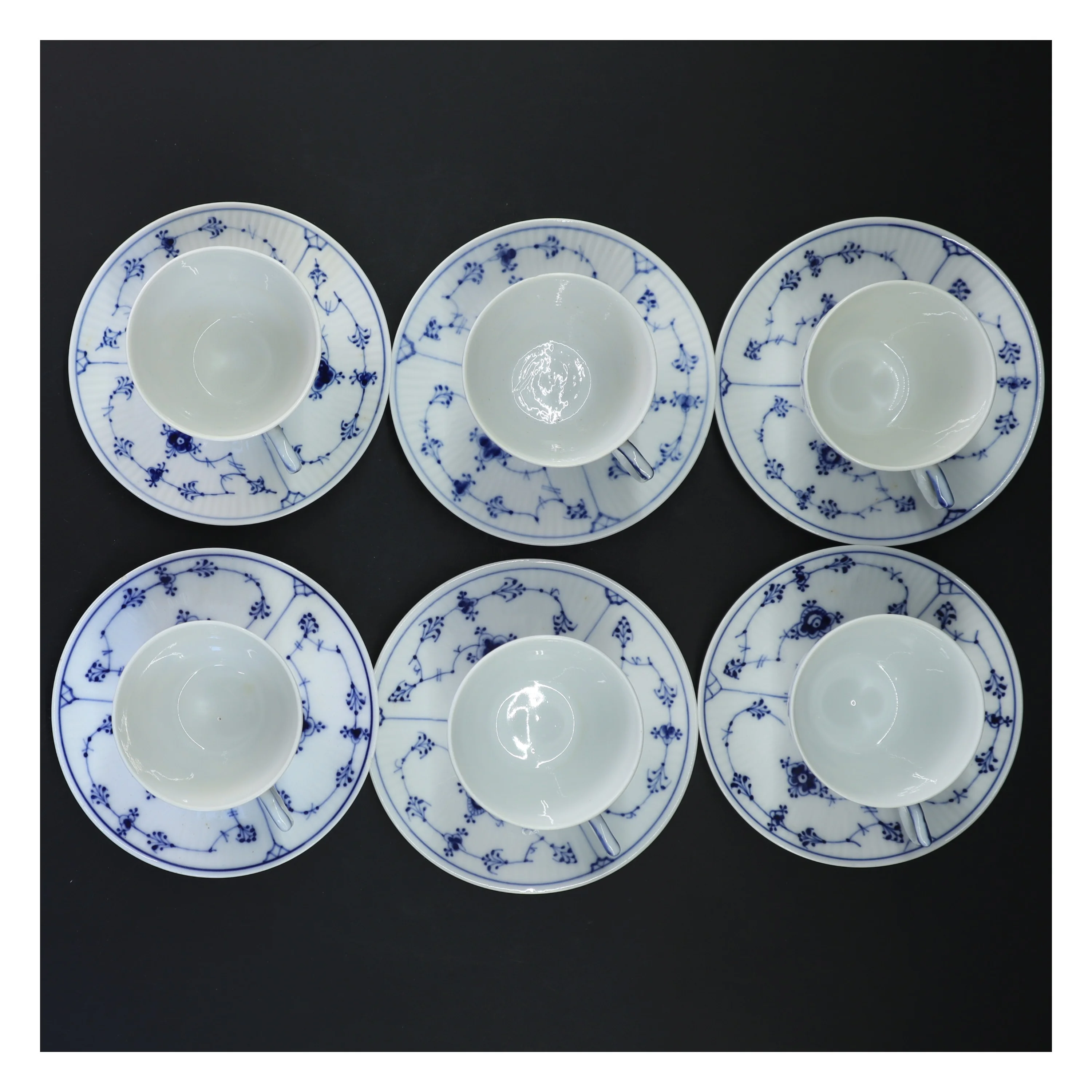 Kaffekopper og underkopper i porcelæn, musselmalede, fra Royal Copenhagen (str. Ø 12 og Ø 6,5 cm)