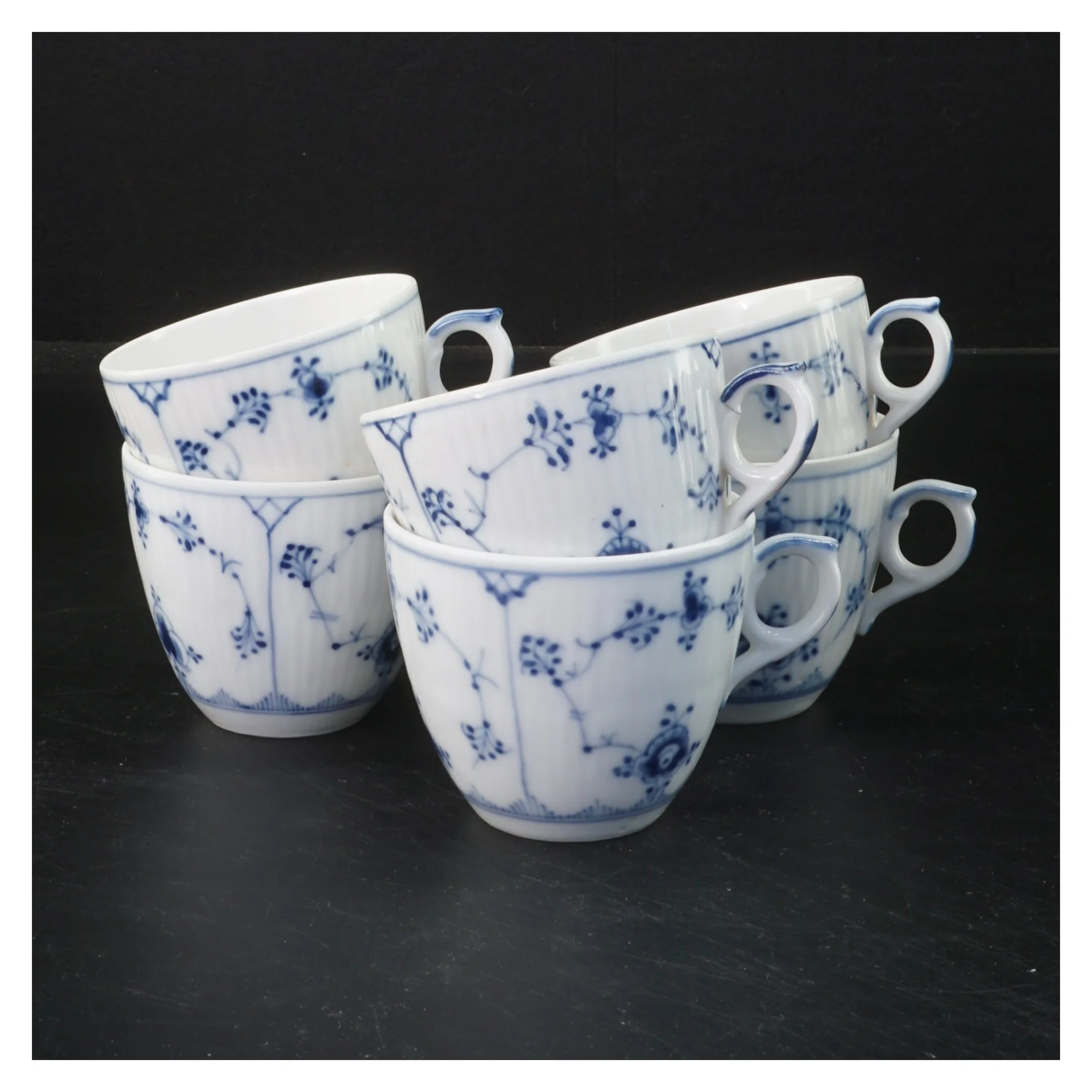 Kaffekopper og underkopper i porcelæn, musselmalede, fra Royal Copenhagen (str. Ø 12 og Ø 6,5 cm)