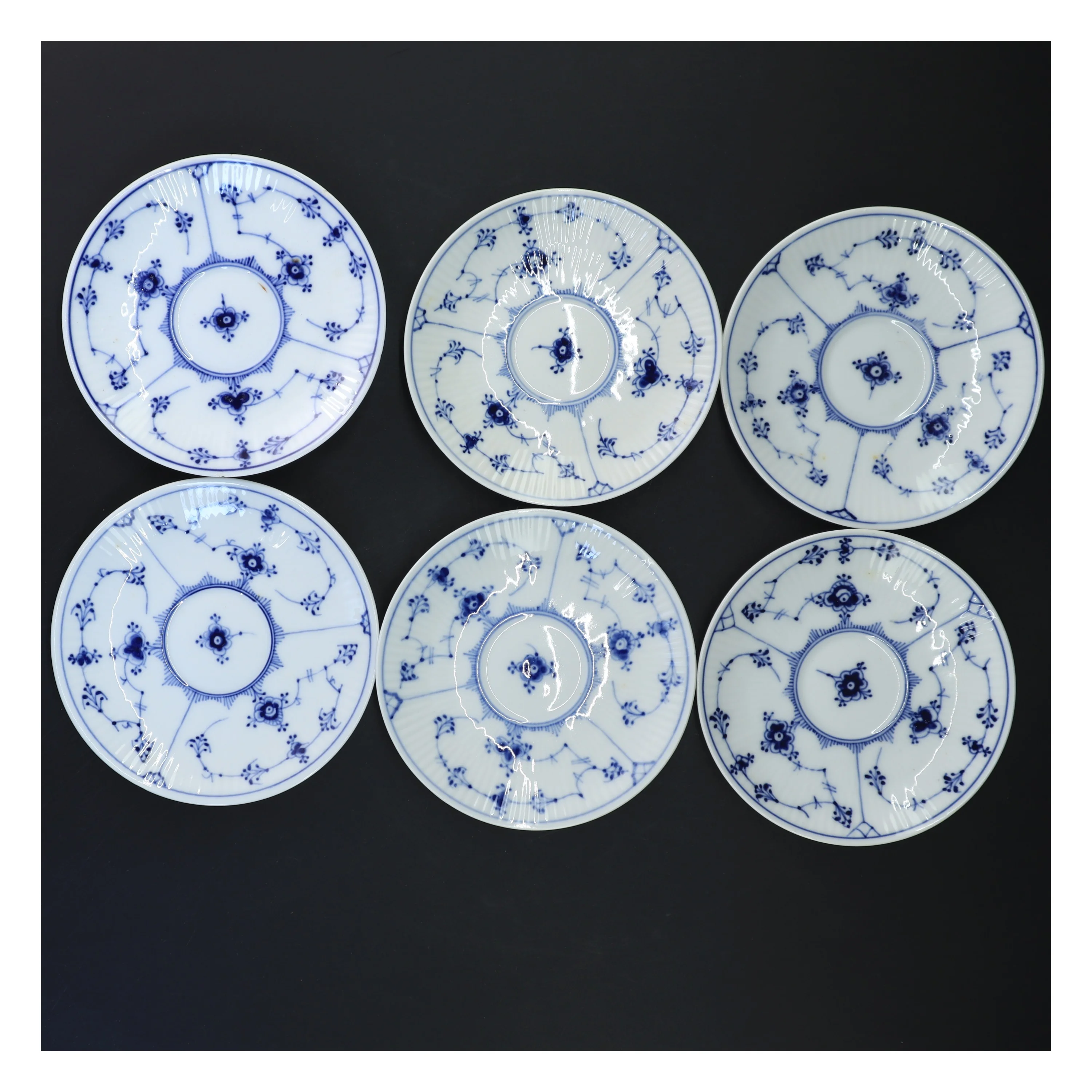 Kaffekopper og underkopper i porcelæn, musselmalede, fra Royal Copenhagen (str. Ø 12 og Ø 6,5 cm)