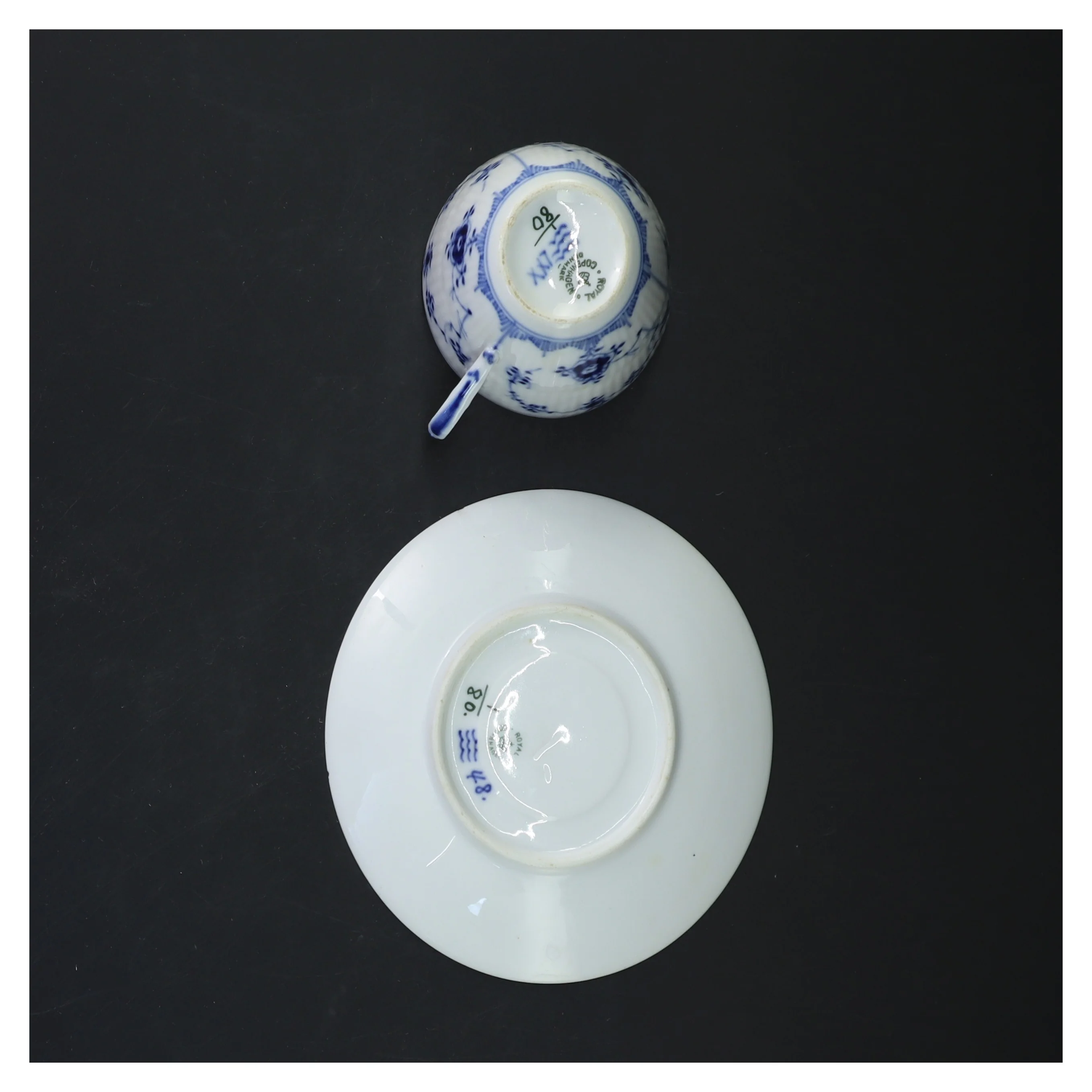 Kaffekopper og underkopper i porcelæn, musselmalede, fra Royal Copenhagen (str. Ø 12 og Ø 6,5 cm)