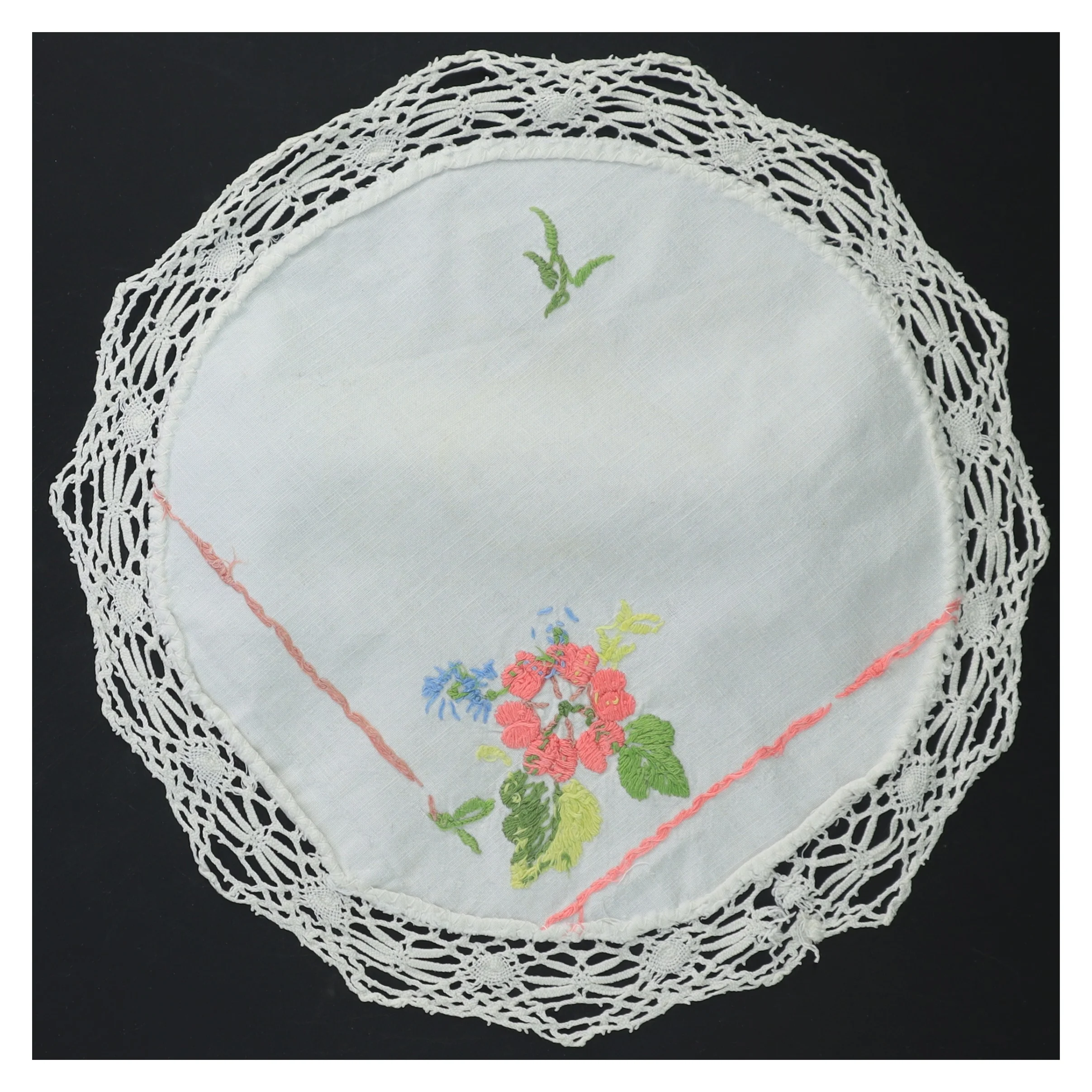Broderet rund dug med blondekant (str. Ø 25,5 cm)