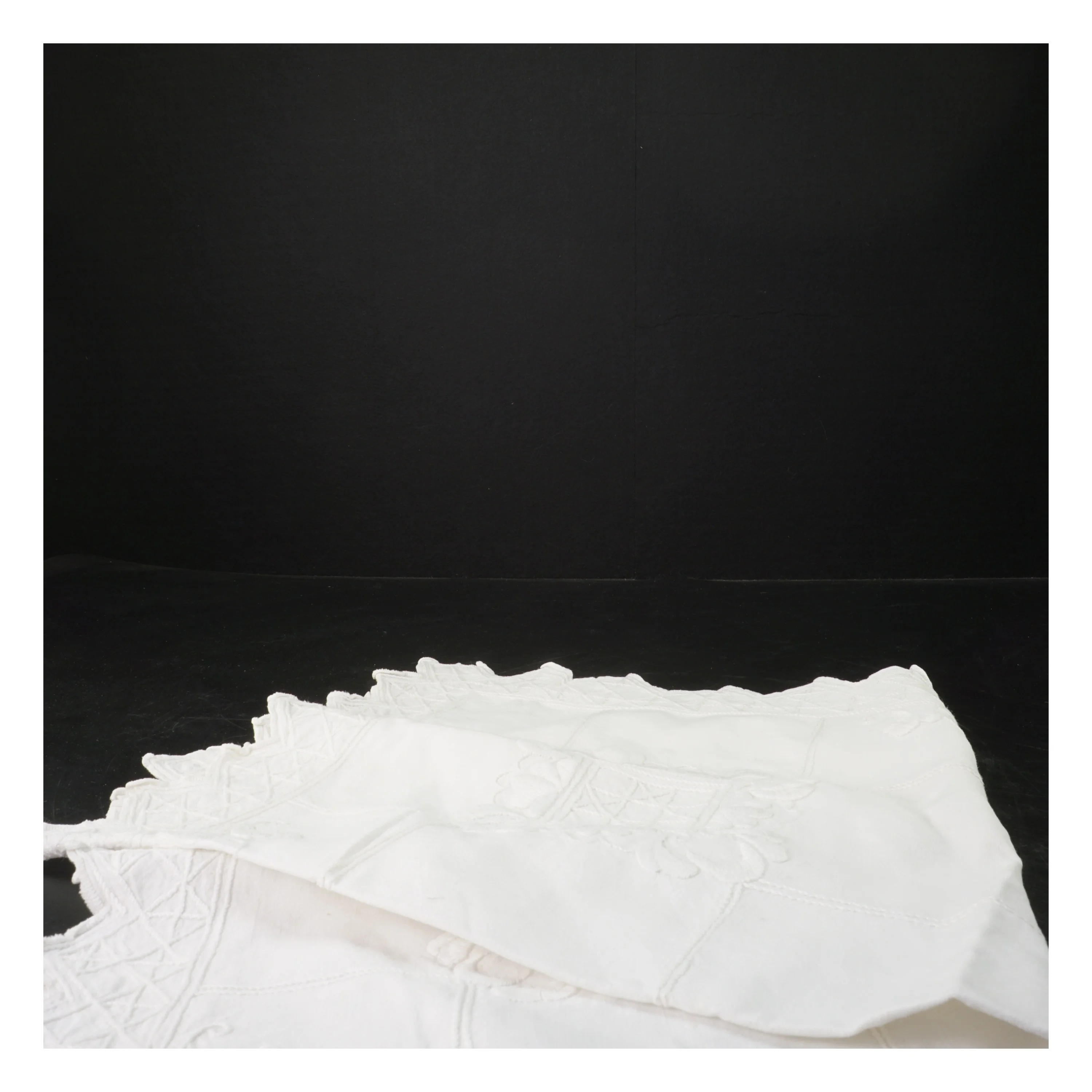 Hvidt broderet borddækningsstof (str. 68x64 cm)