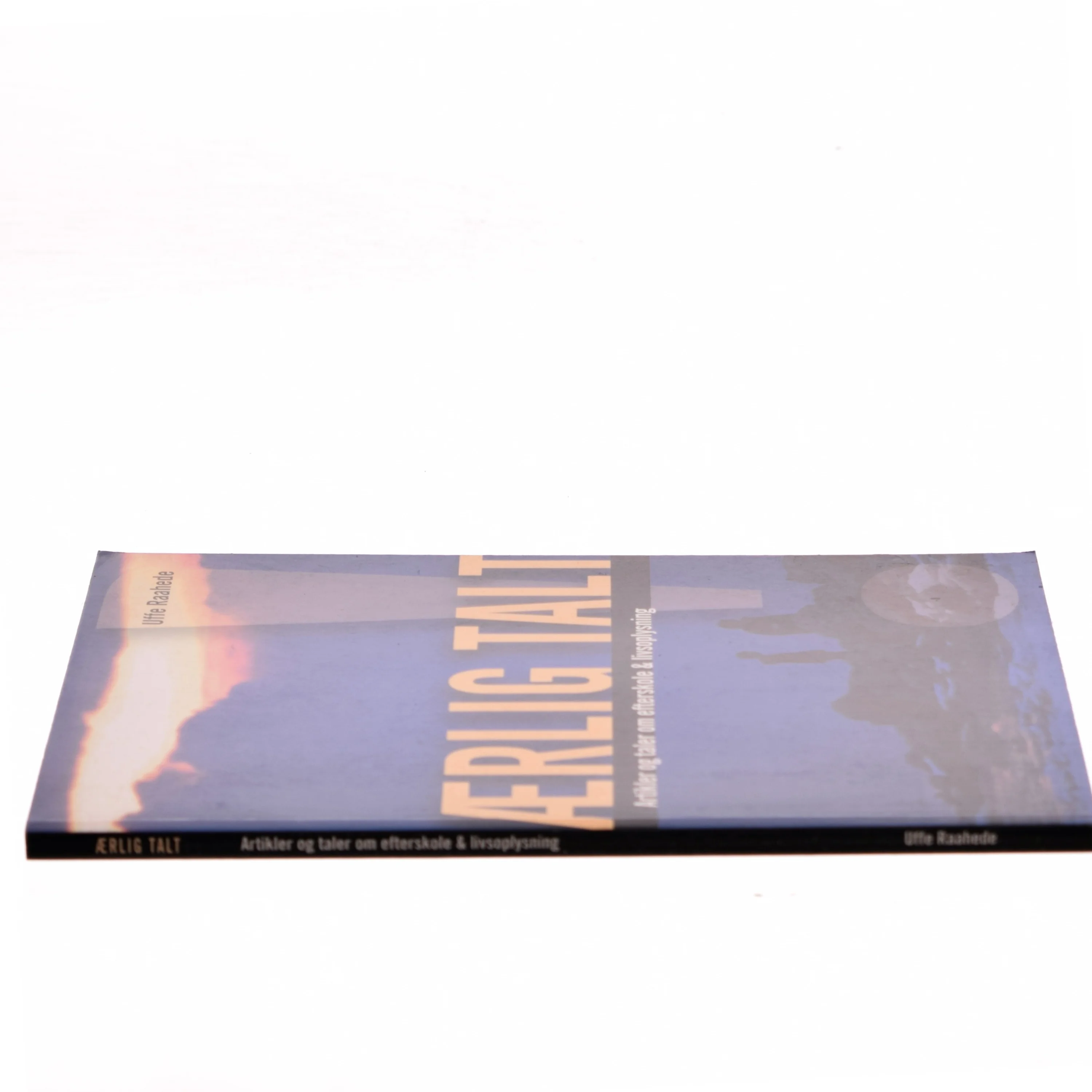 Ærlig talt! : artikler og taler om efterskole og livsoplysning af Uffe Raahede (Bog)