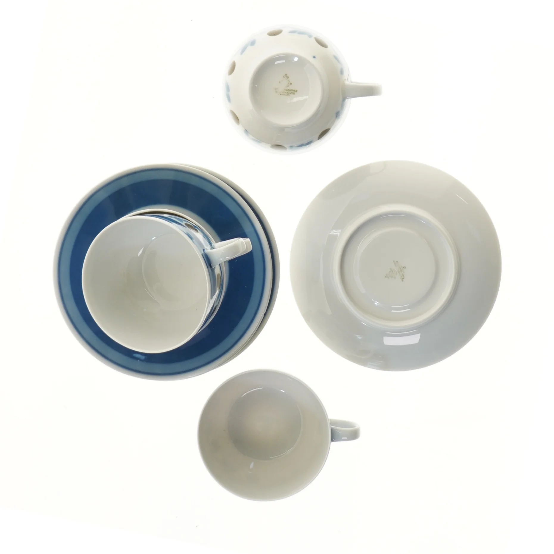 Sæt af kopper med underkopper (str. 4 stk Ø 9 & 15 cm)