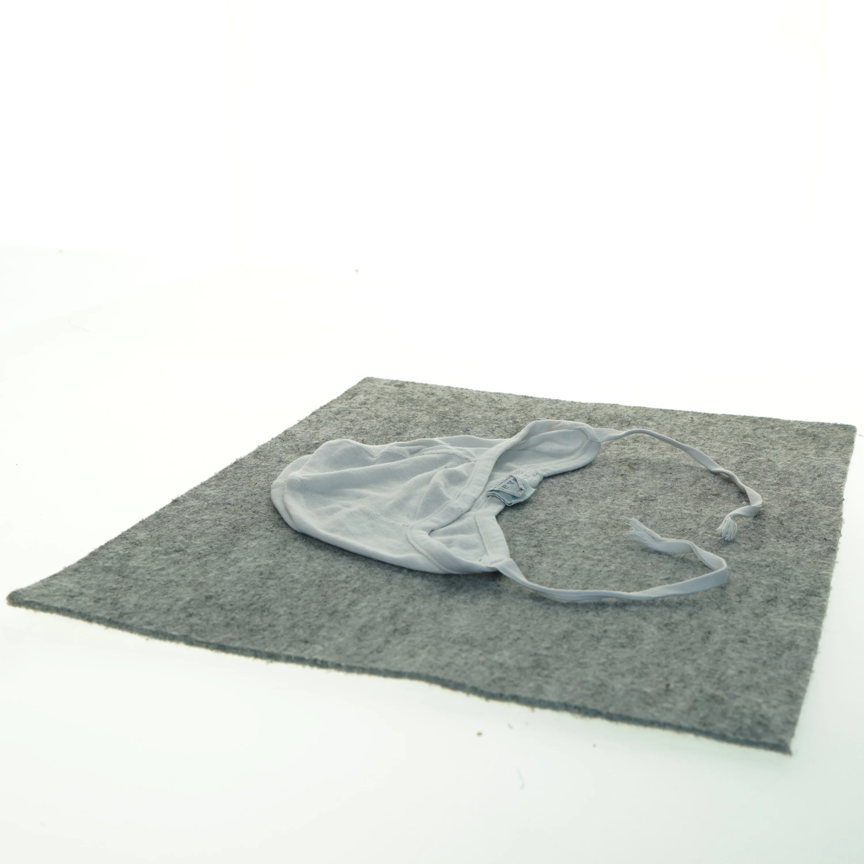 Hvid babyhue fra Fix (str. 6-10 måneder )