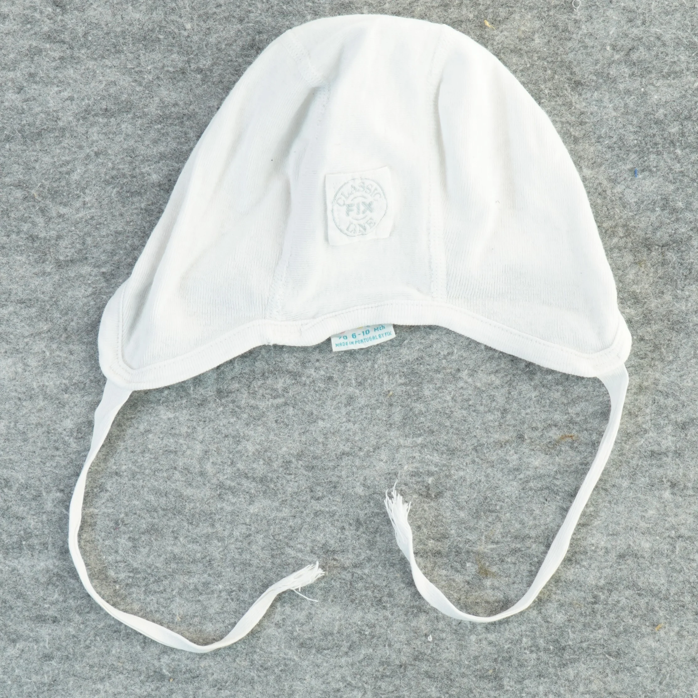 Hvid babyhue fra Fix (str. 6-10 måneder )