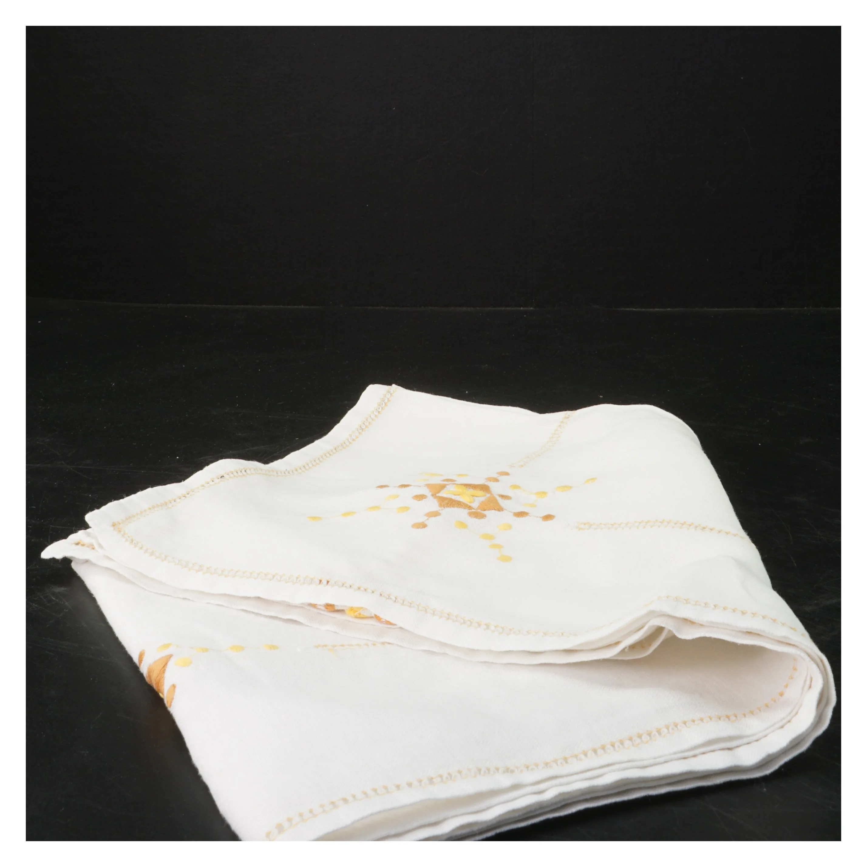 Håndbroderet dug (str. 86x84 cm)