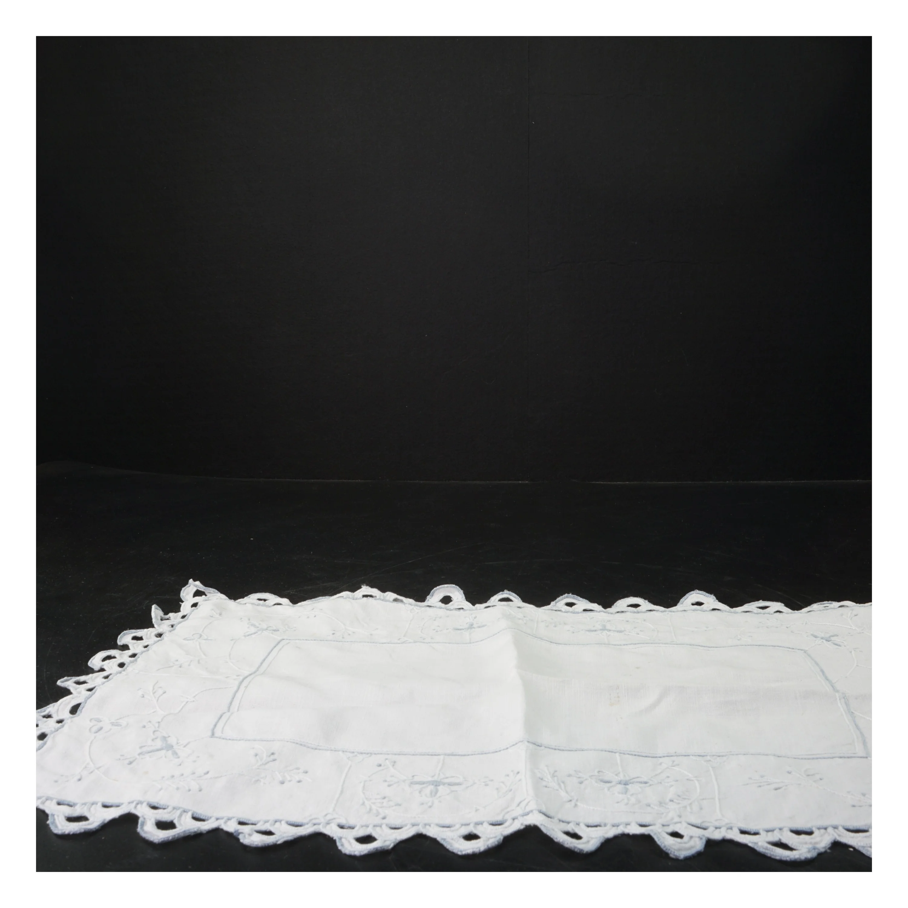 Broderet bordløber (str. 44x28 cm)