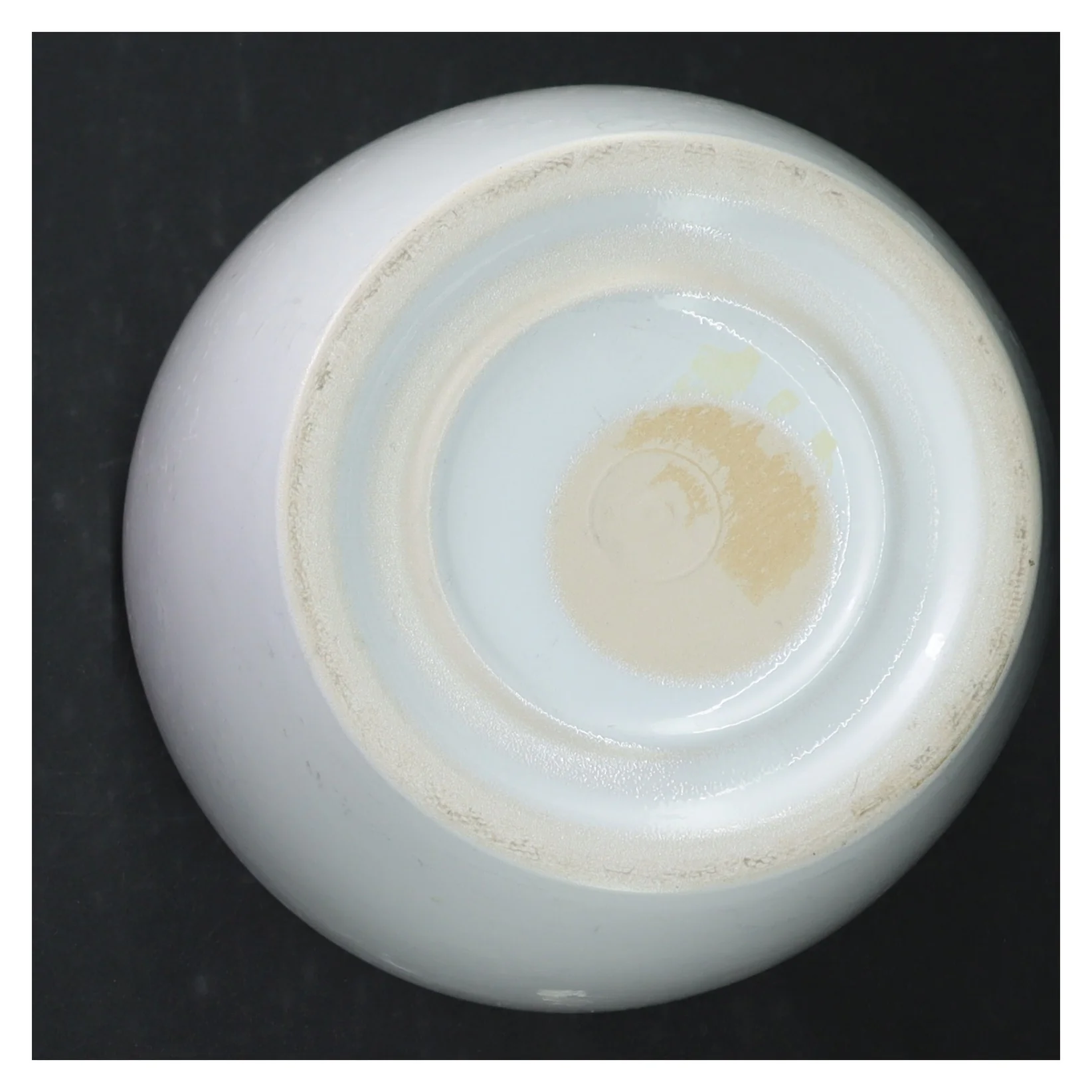 Hvid keramik potte. Blomsterskjuler (str. H. 13 cm. ø. 15 cm)