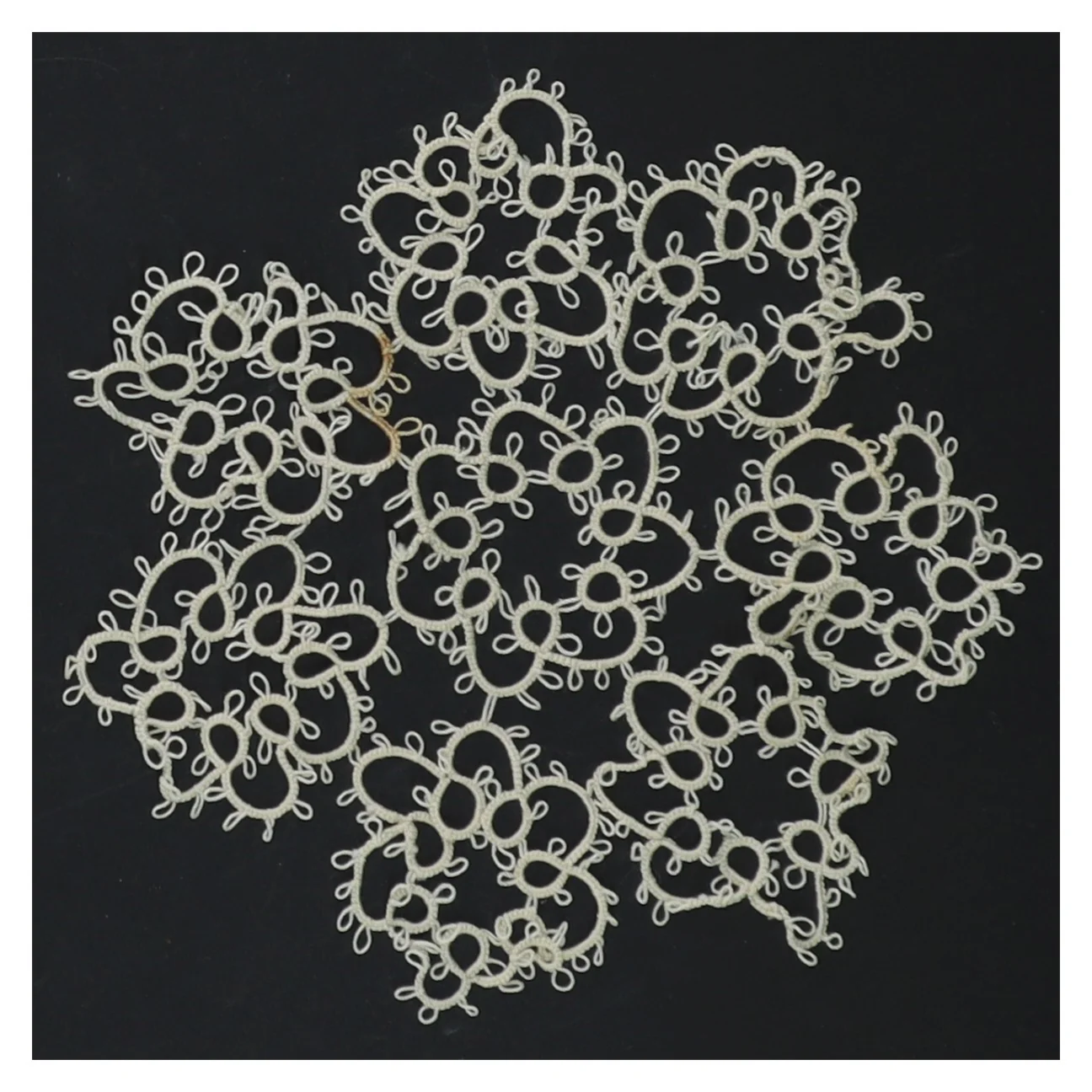 To brodeerede servietter (str. 16 x. 16 cm. og. 13,5 cm)