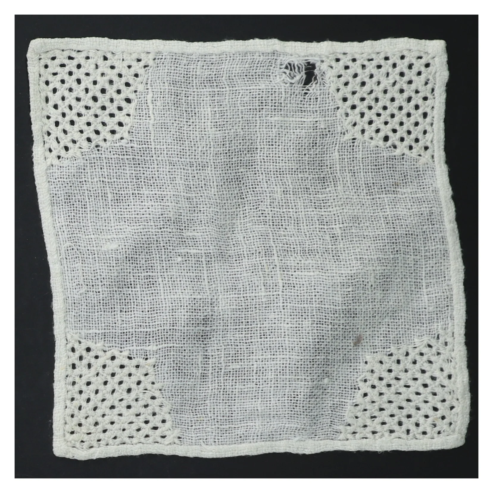 To brodeerede servietter (str. 16 x. 16 cm. og. 13,5 cm)