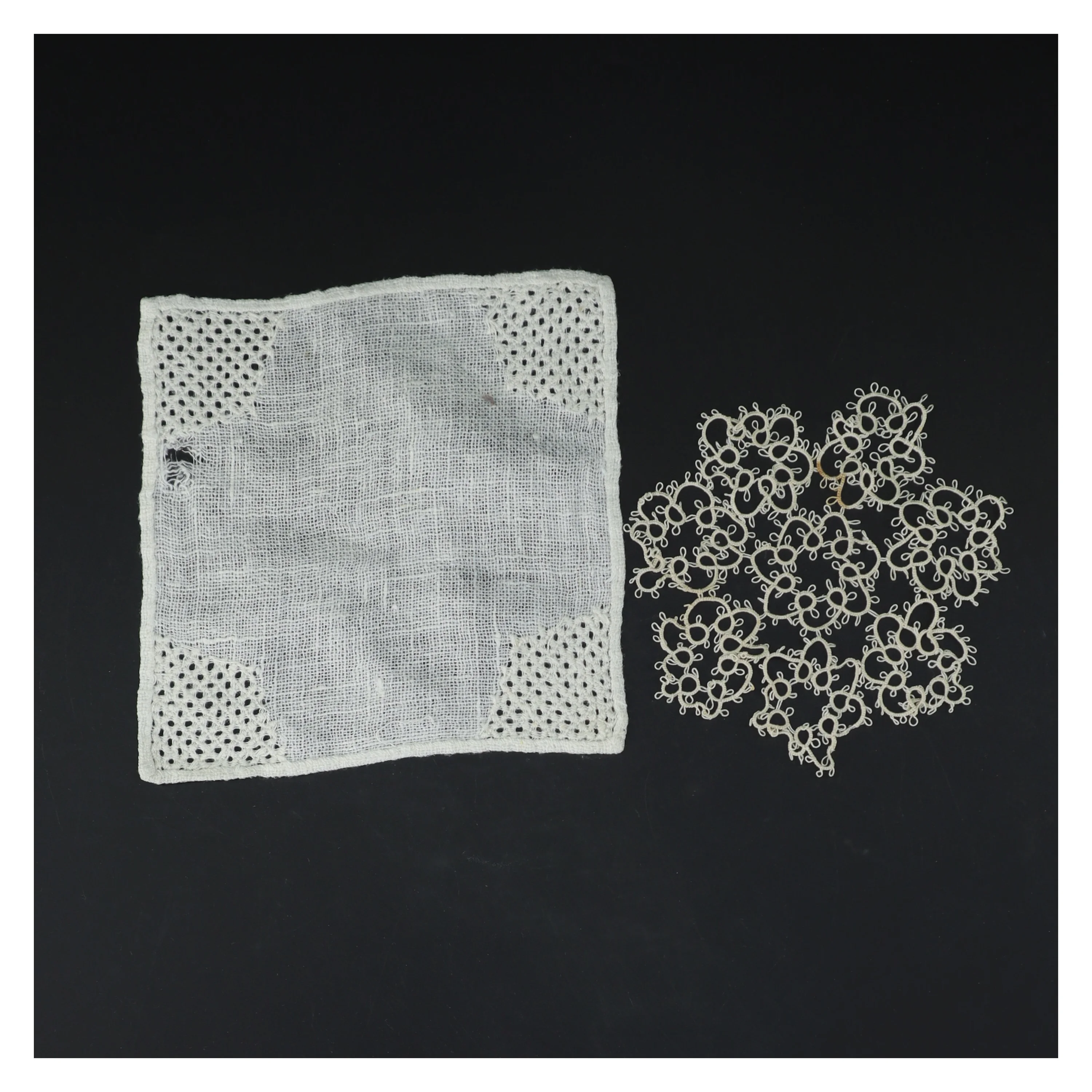 To brodeerede servietter (str. 16 x. 16 cm. og. 13,5 cm)