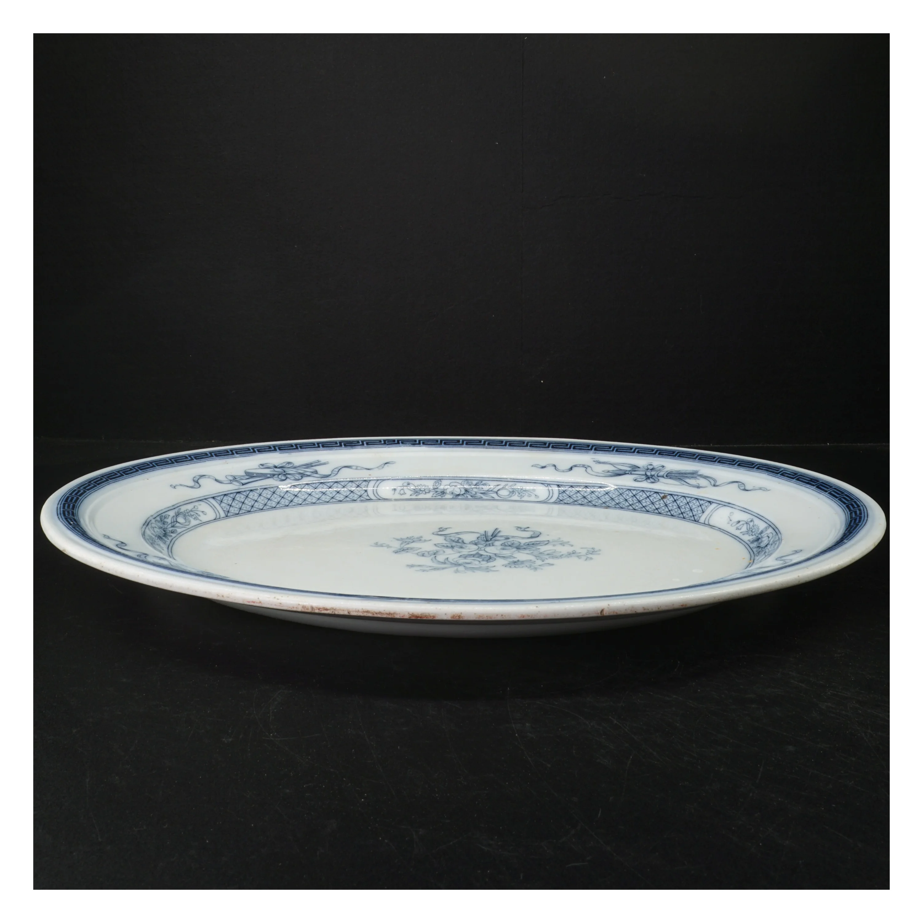 Blåt og hvidt fajancefad fra B. W. M & Co (str. 44 x 35 cm)