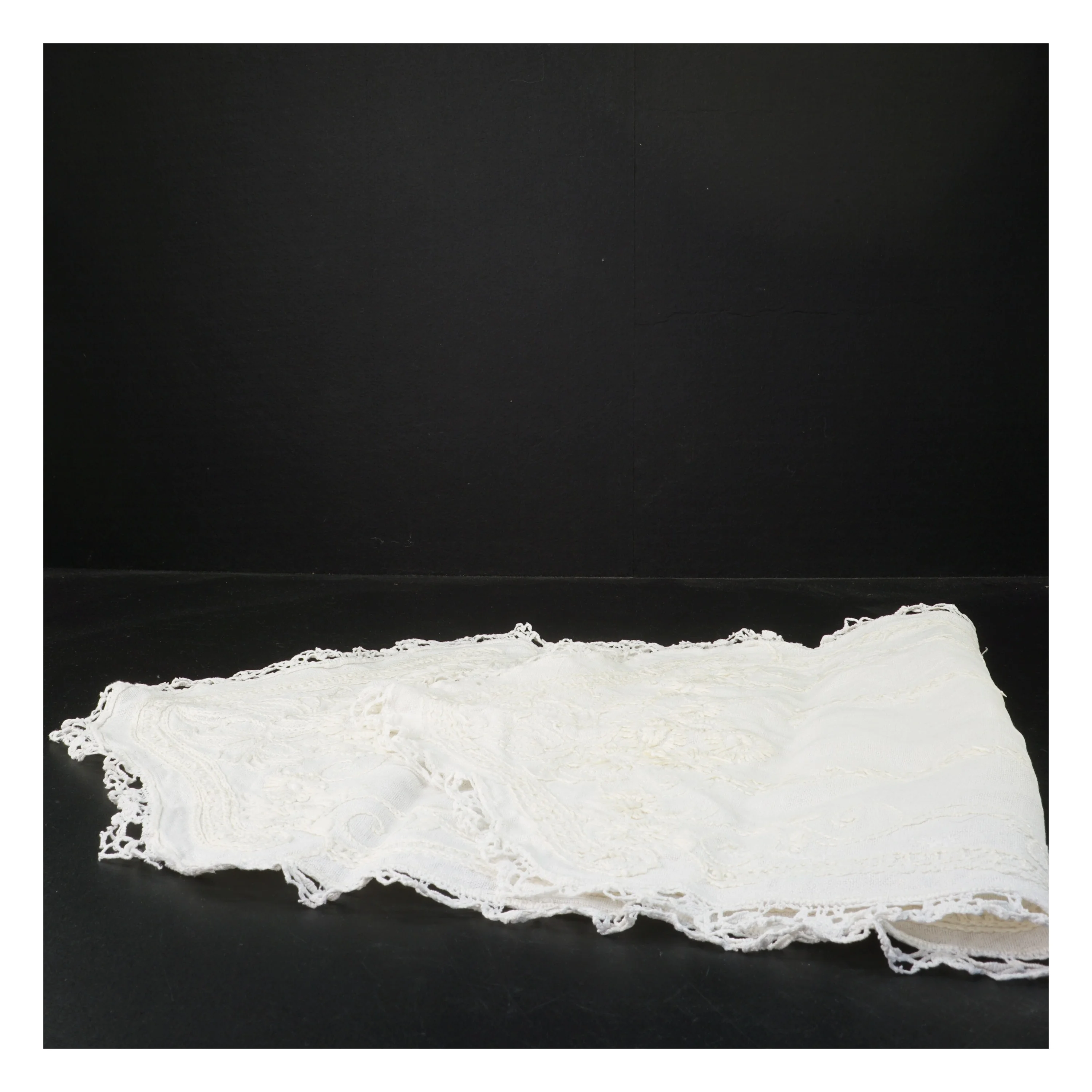  broderet  hvid bordløber (str. 35x75 cm)