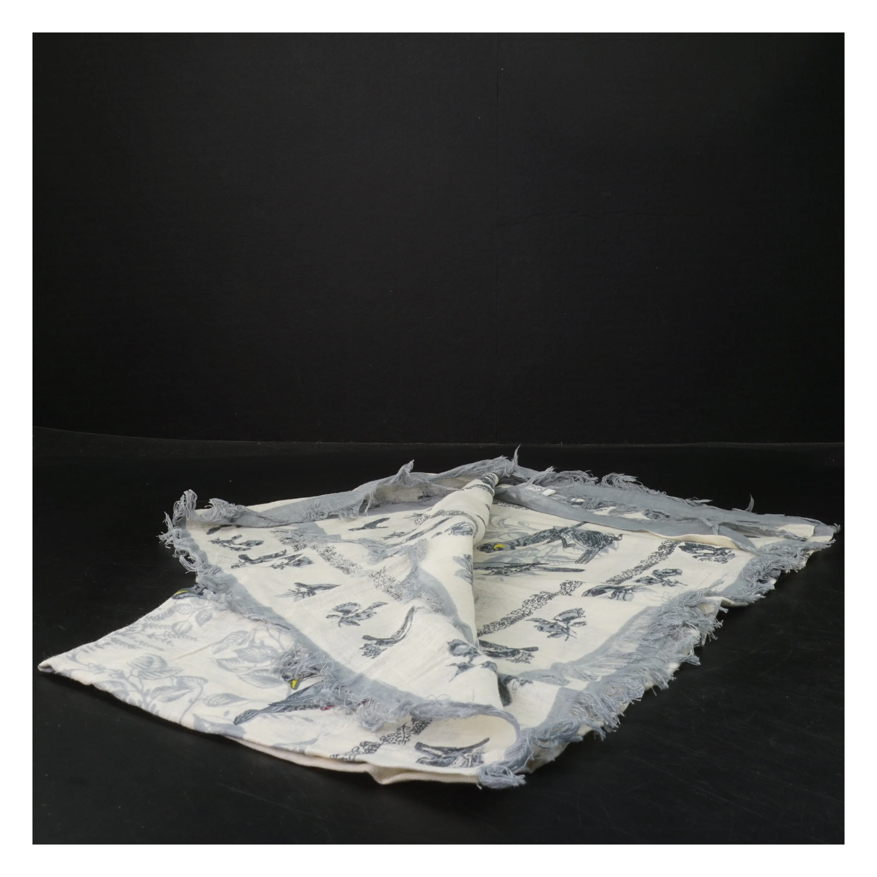 Kvadratisk tørklæde med fugleprint fra ALT (str. 86x86 cm)