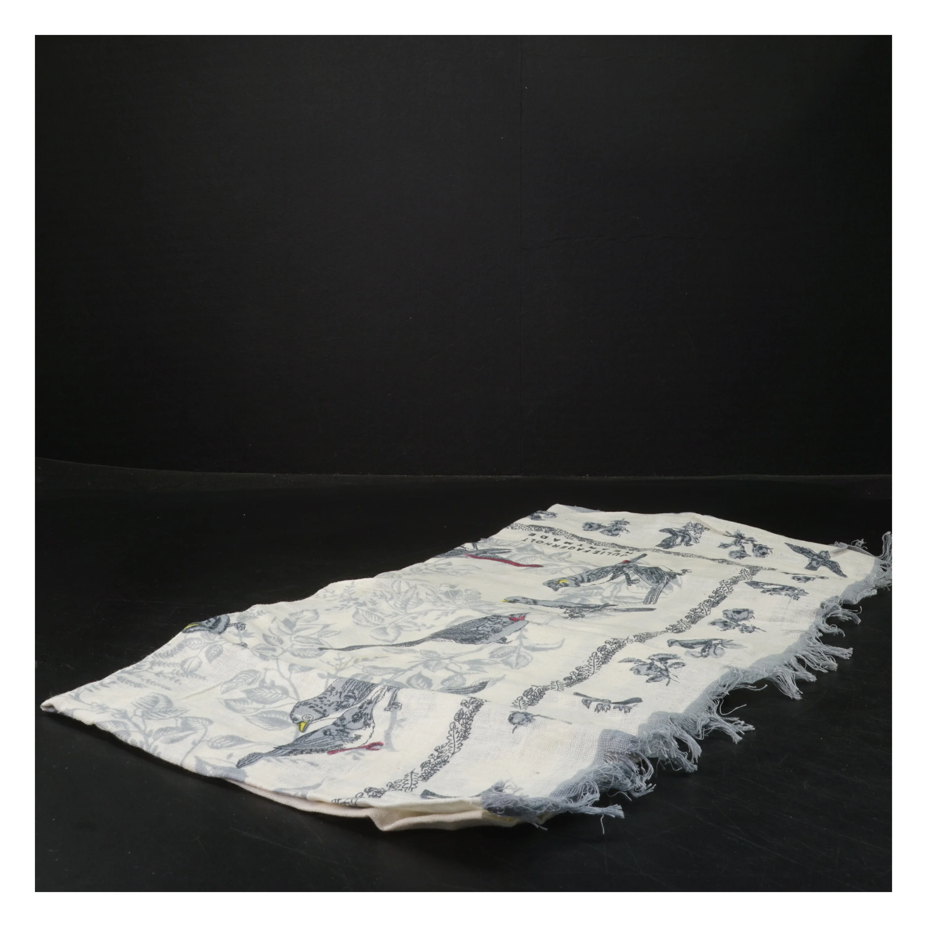 Kvadratisk tørklæde med fugleprint fra ALT (str. 86x86 cm)