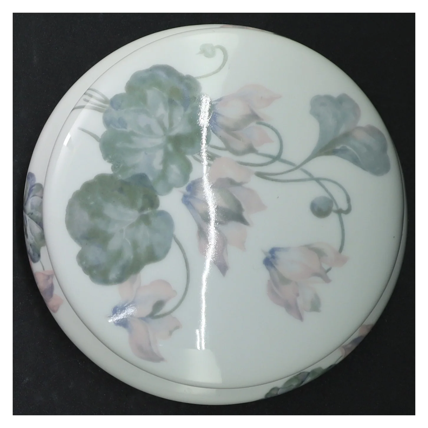 Porcelænsskål med låg og blomstermotiv (str. Ø. 15 cm)