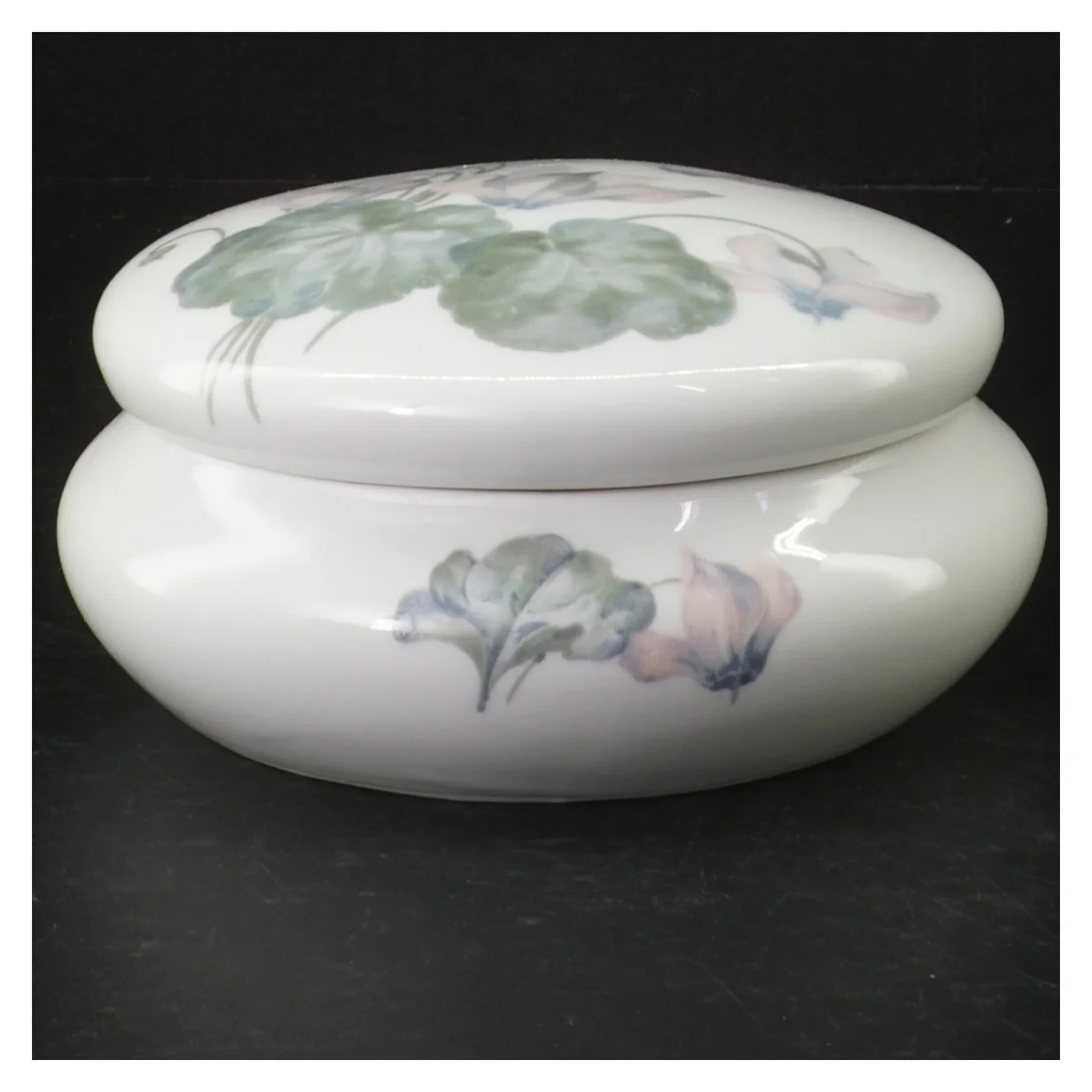 Porcelænsskål med låg og blomstermotiv (str. Ø. 15 cm)