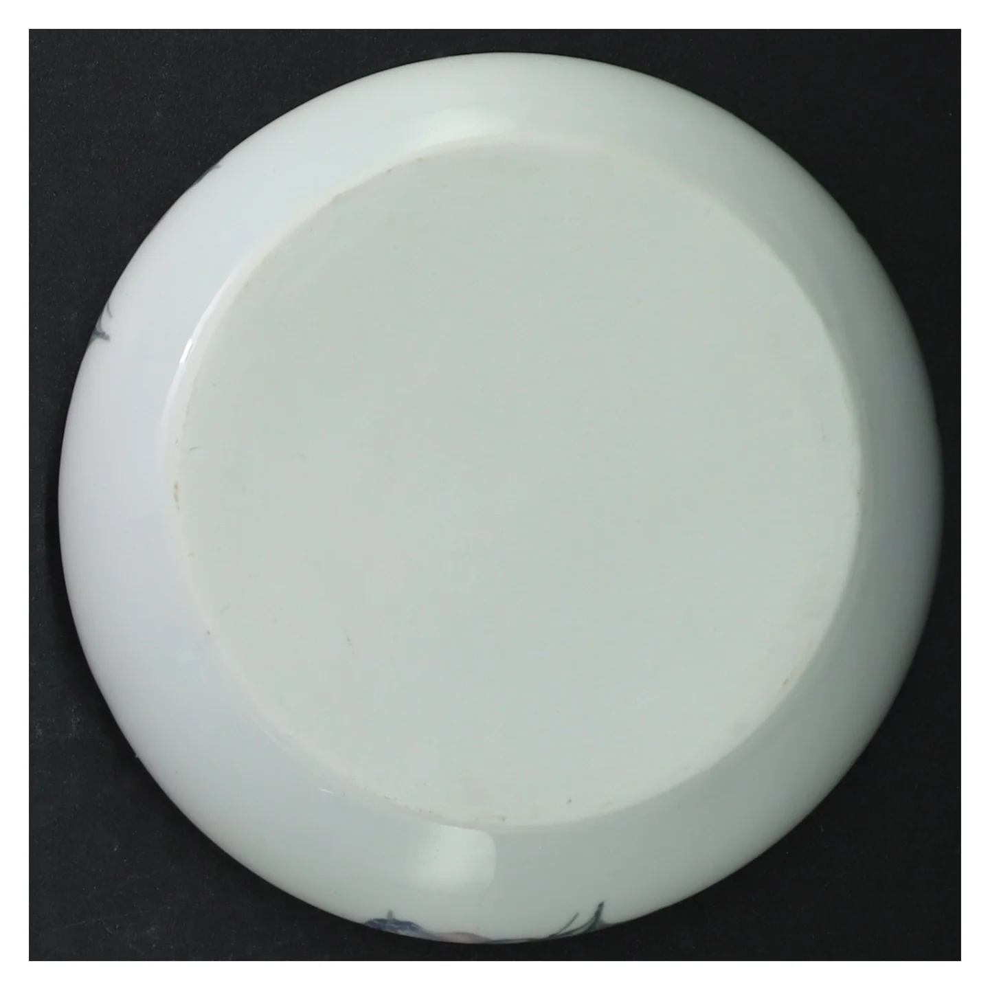 Porcelænsskål med låg og blomstermotiv (str. Ø. 15 cm)