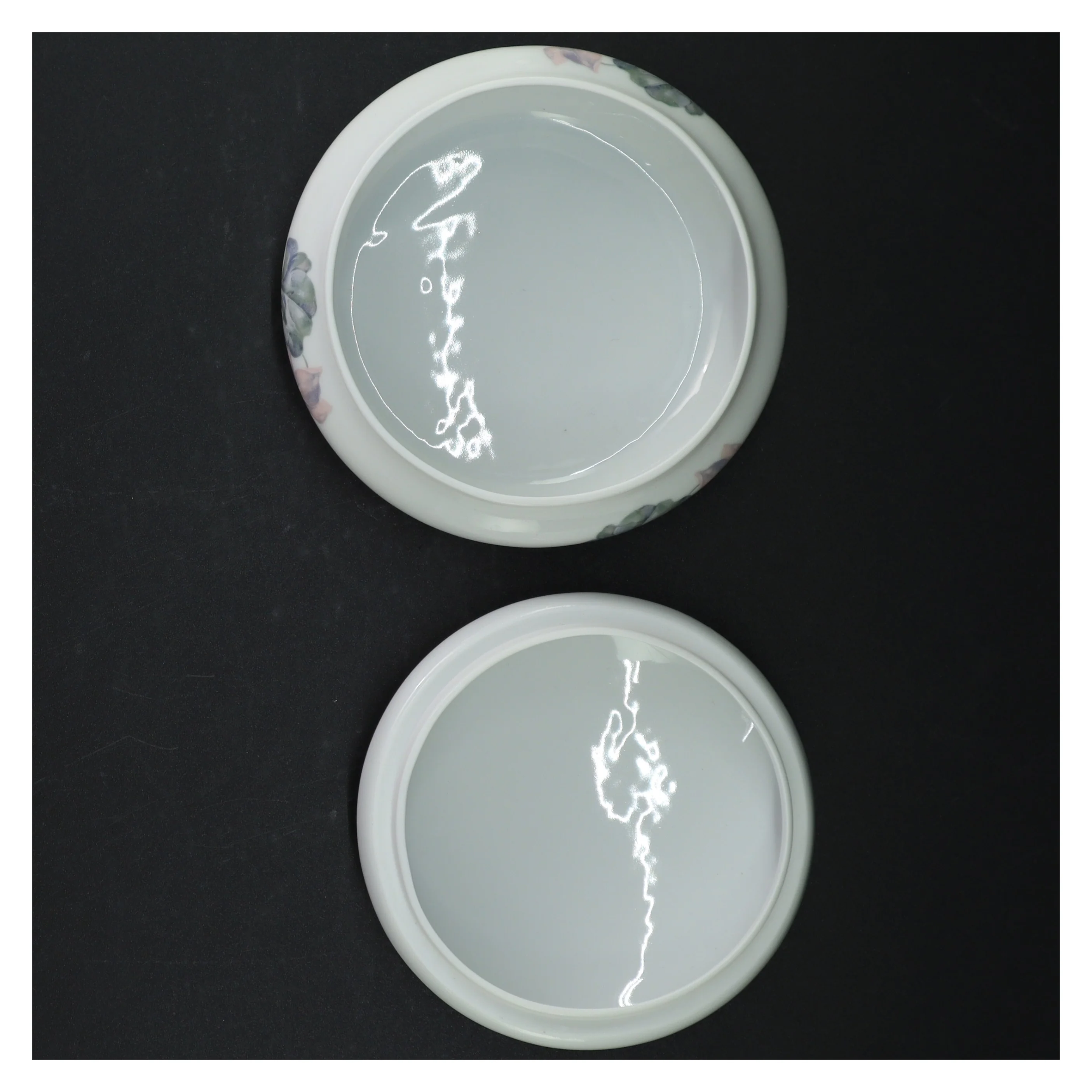 Porcelænsskål med låg og blomstermotiv (str. Ø. 15 cm)