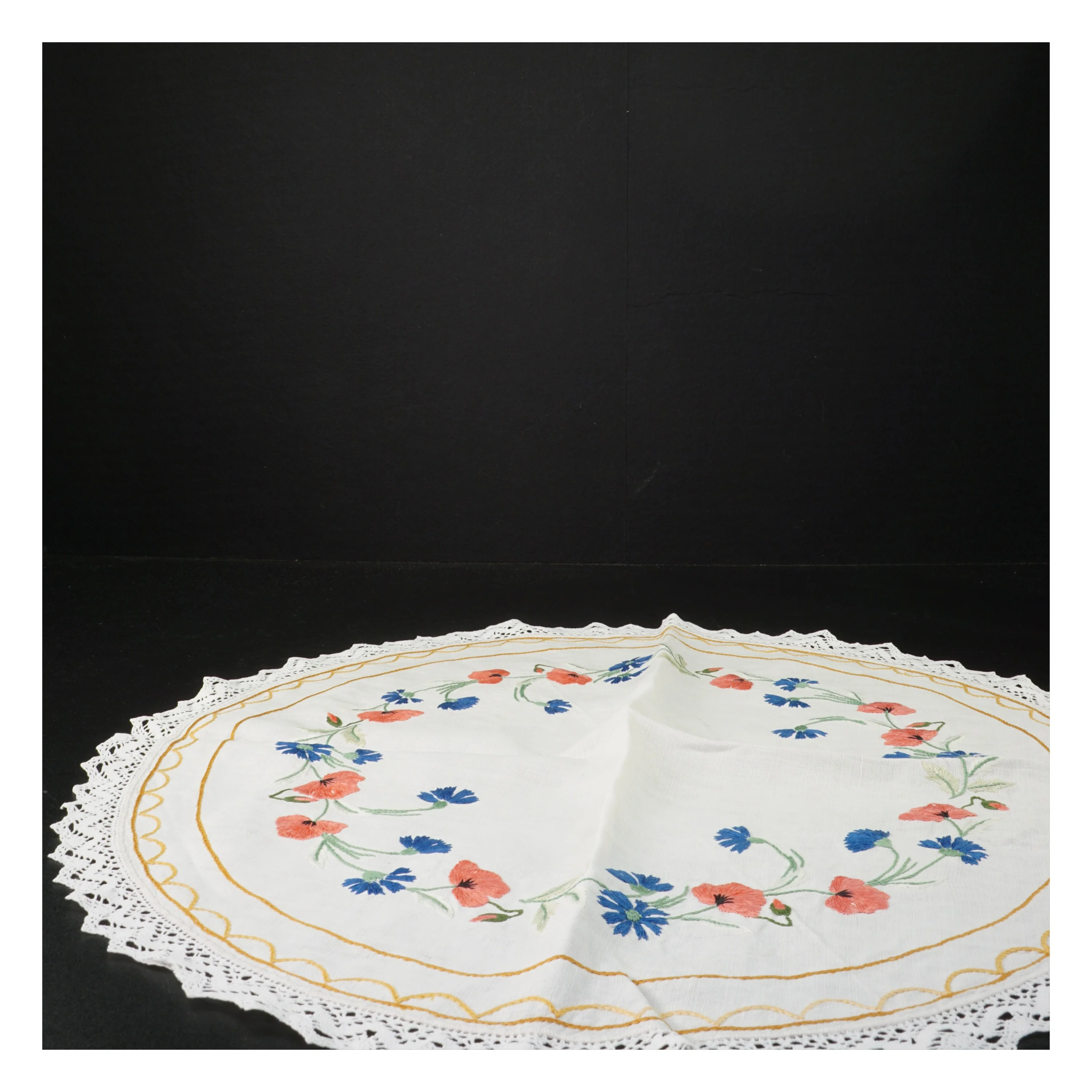 Broderet borddug med blomster (str. Ø. 48 cm)