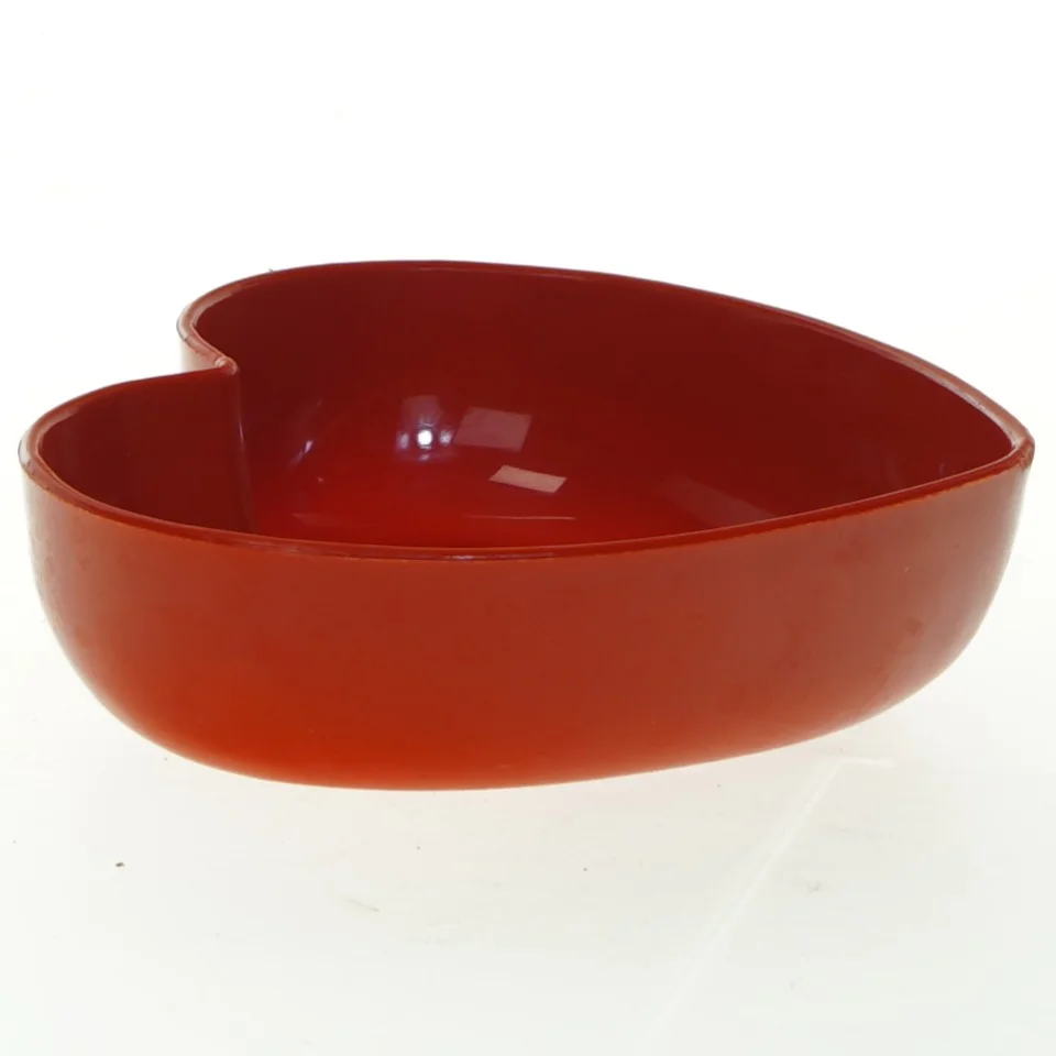 Rød hjerteformet skål (str. 13x14 cm)