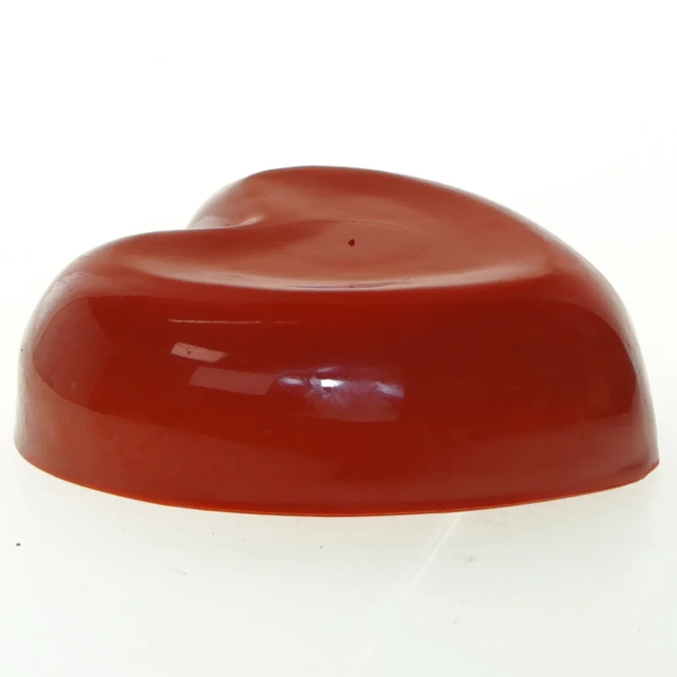 Rød hjerteformet skål (str. 13x14 cm)