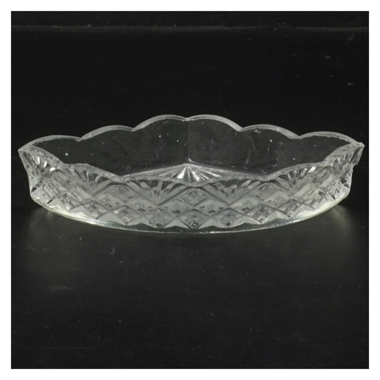 Dekorativt glasfad (str. 14x8,5 cm)