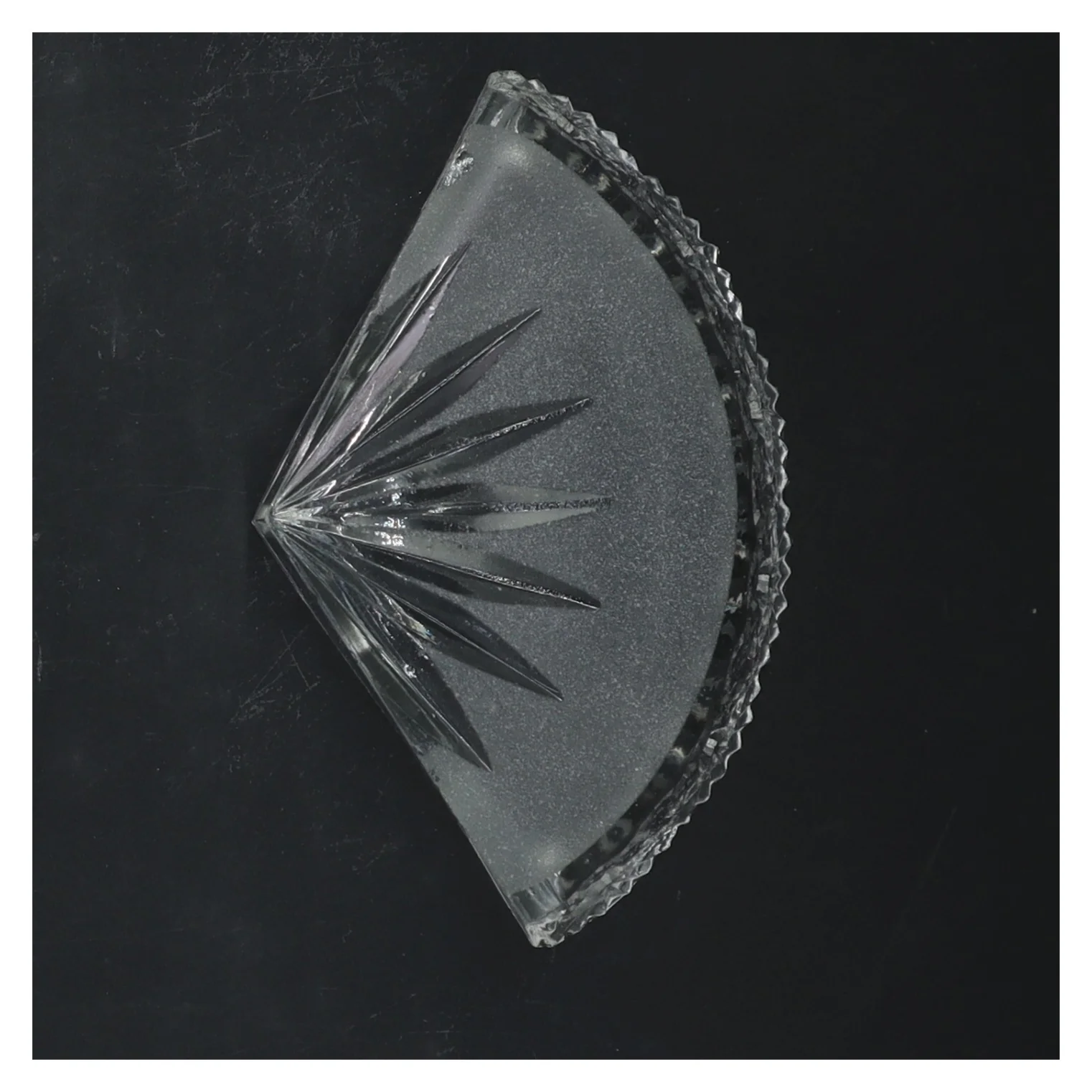 Dekorativt glasfad (str. 14x8,5 cm)