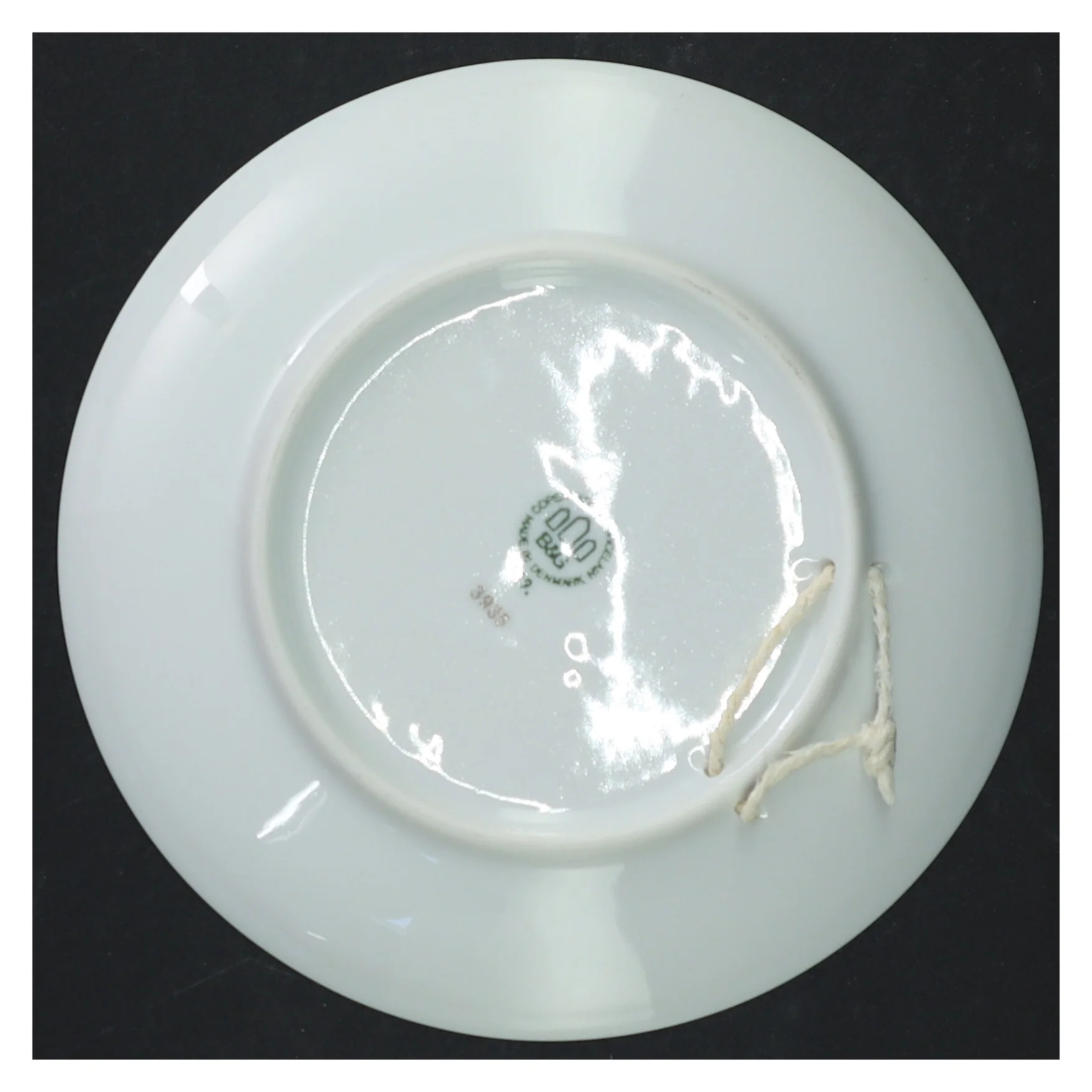 Porcelænsplatte fra Vanløse Kirke med ophæng (str. Ø)