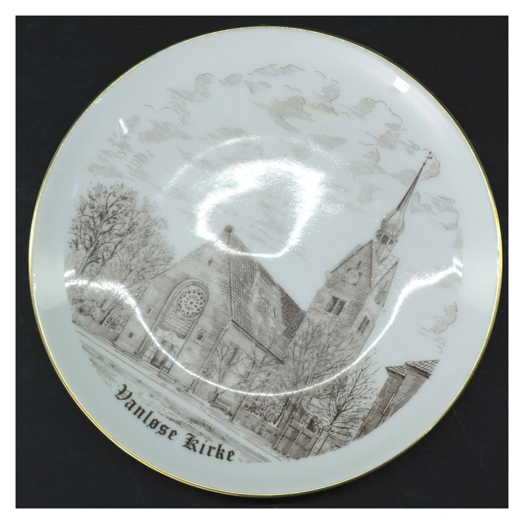 Porcelænsplatte fra Vanløse Kirke med ophæng (str. Ø)