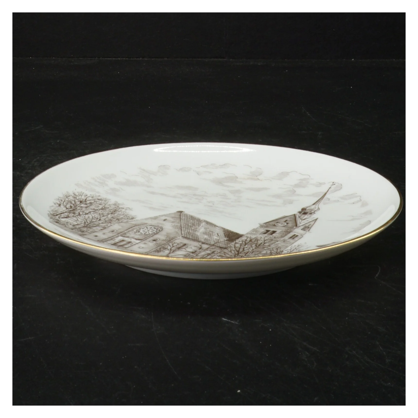 Porcelænsplatte fra Vanløse Kirke med ophæng (str. Ø)