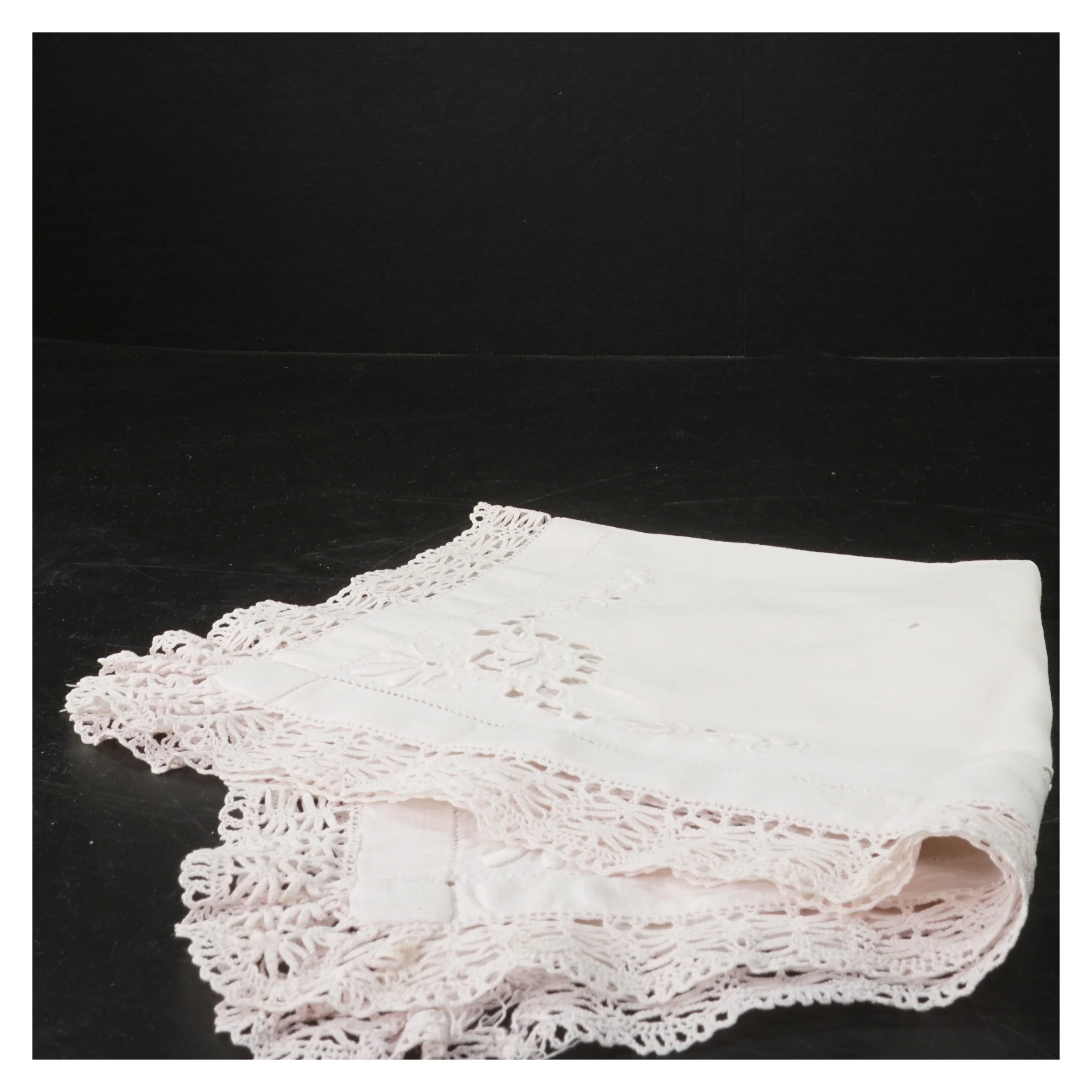 Bordserviet med blondekant (str. 45x45 cm)