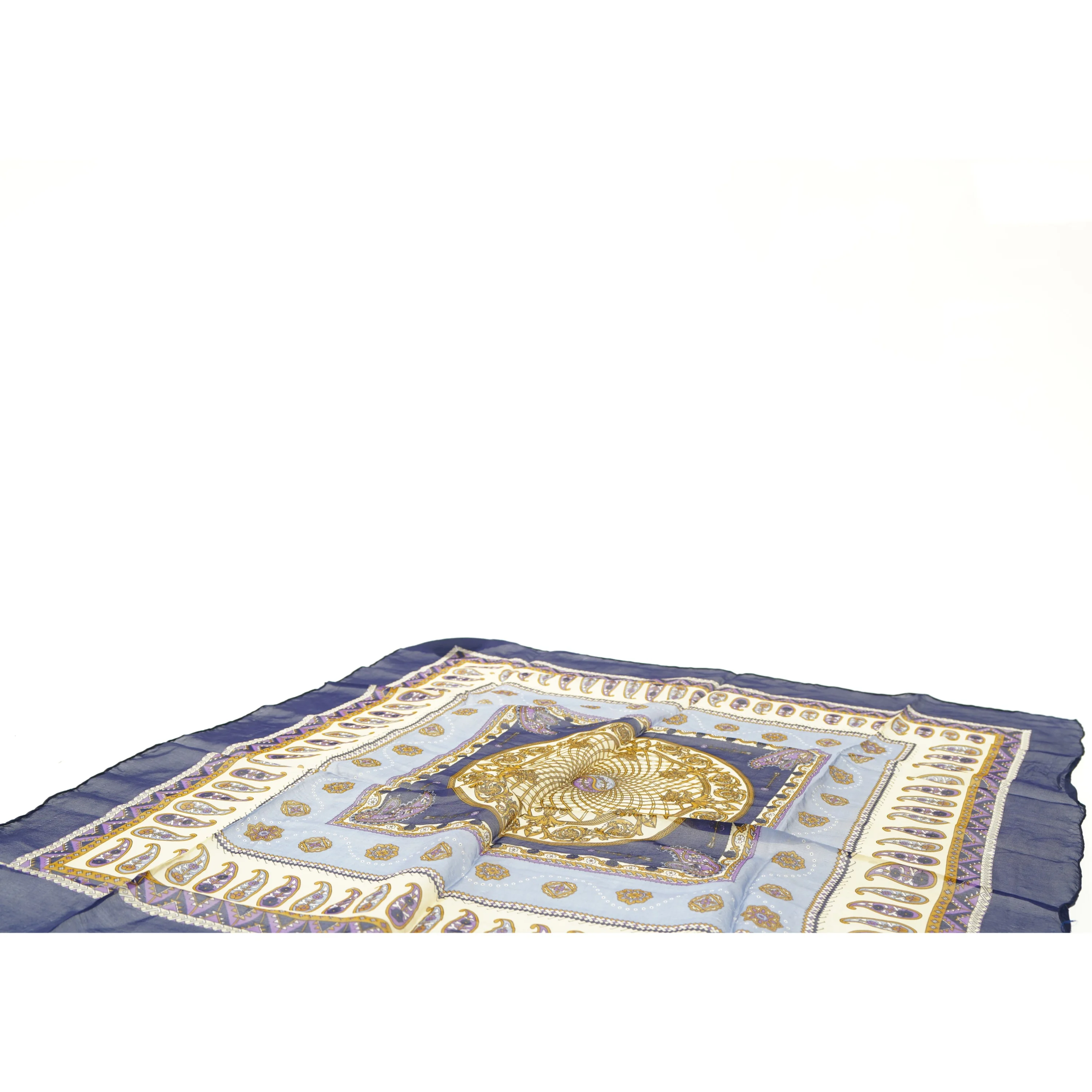 Silketørklæde med mønster (str. 76x79 cm)