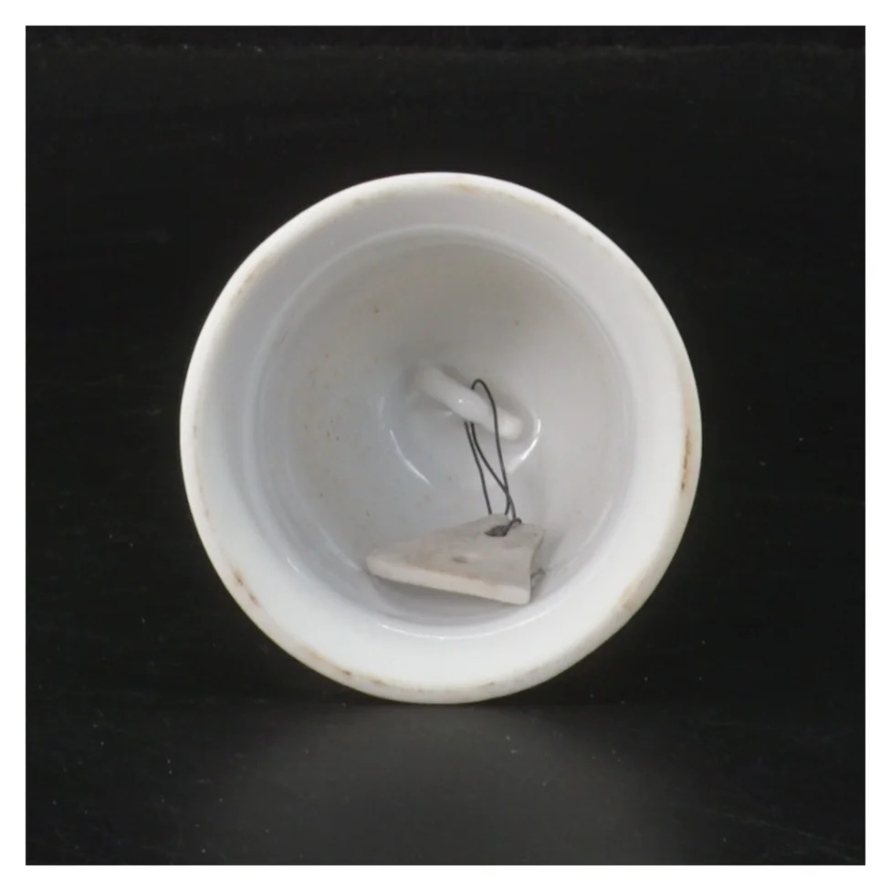 Porcelænsklokke med blomstermønster (str. Ø 6,5 cm længde 14 cm)