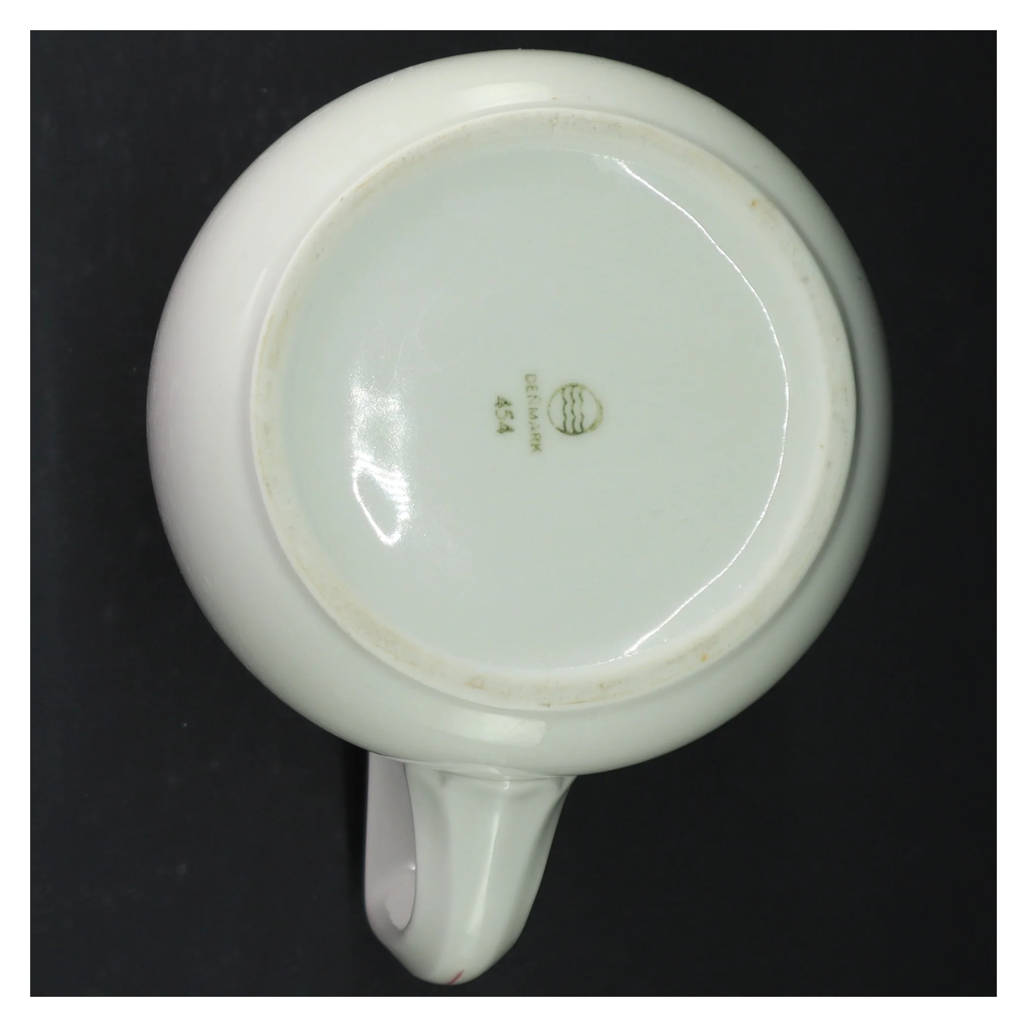 Hvid porcelænskande med rød kant (str. H. 20 cm. ø. 13,5 cm)