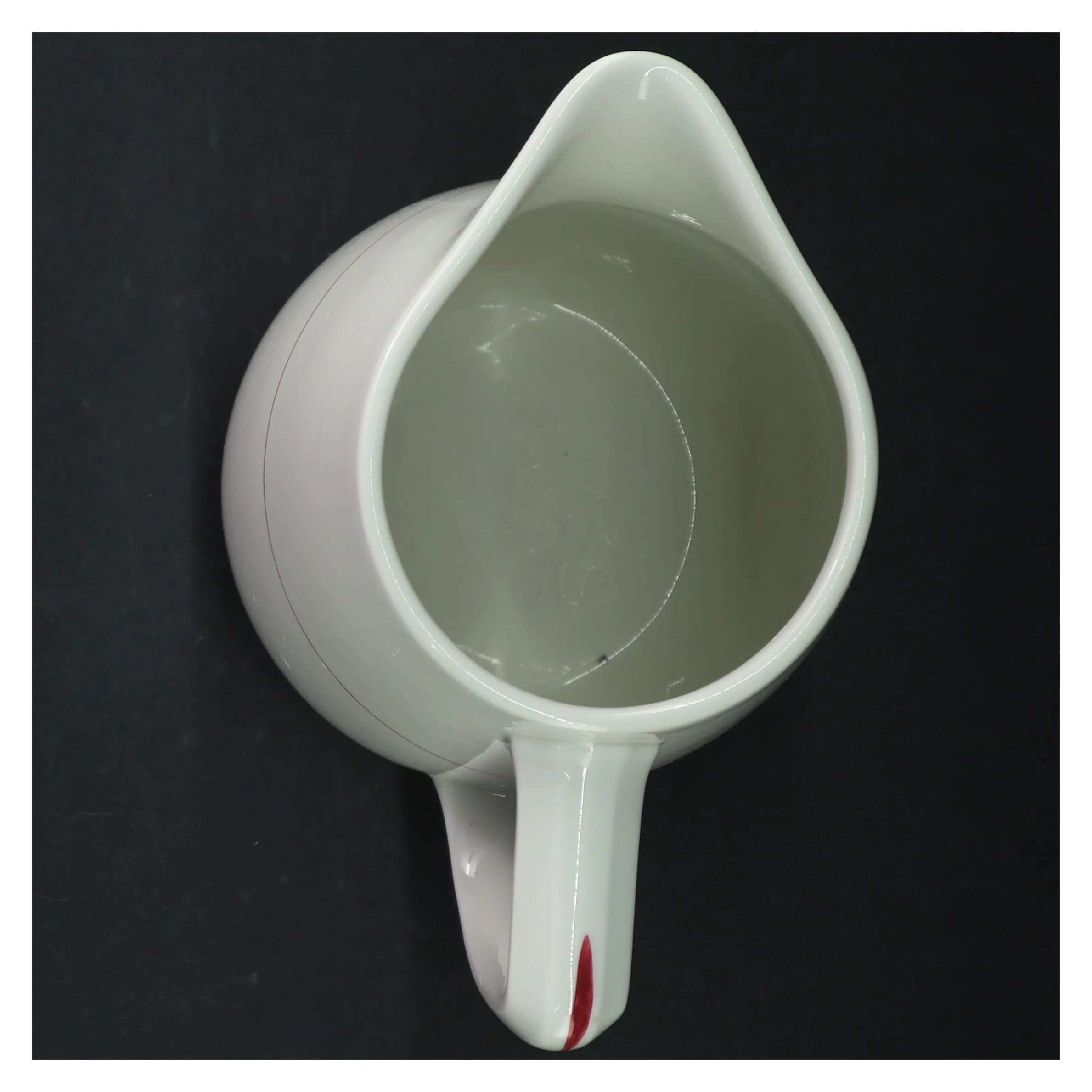 Hvid porcelænskande med rød kant (str. H. 20 cm. ø. 13,5 cm)