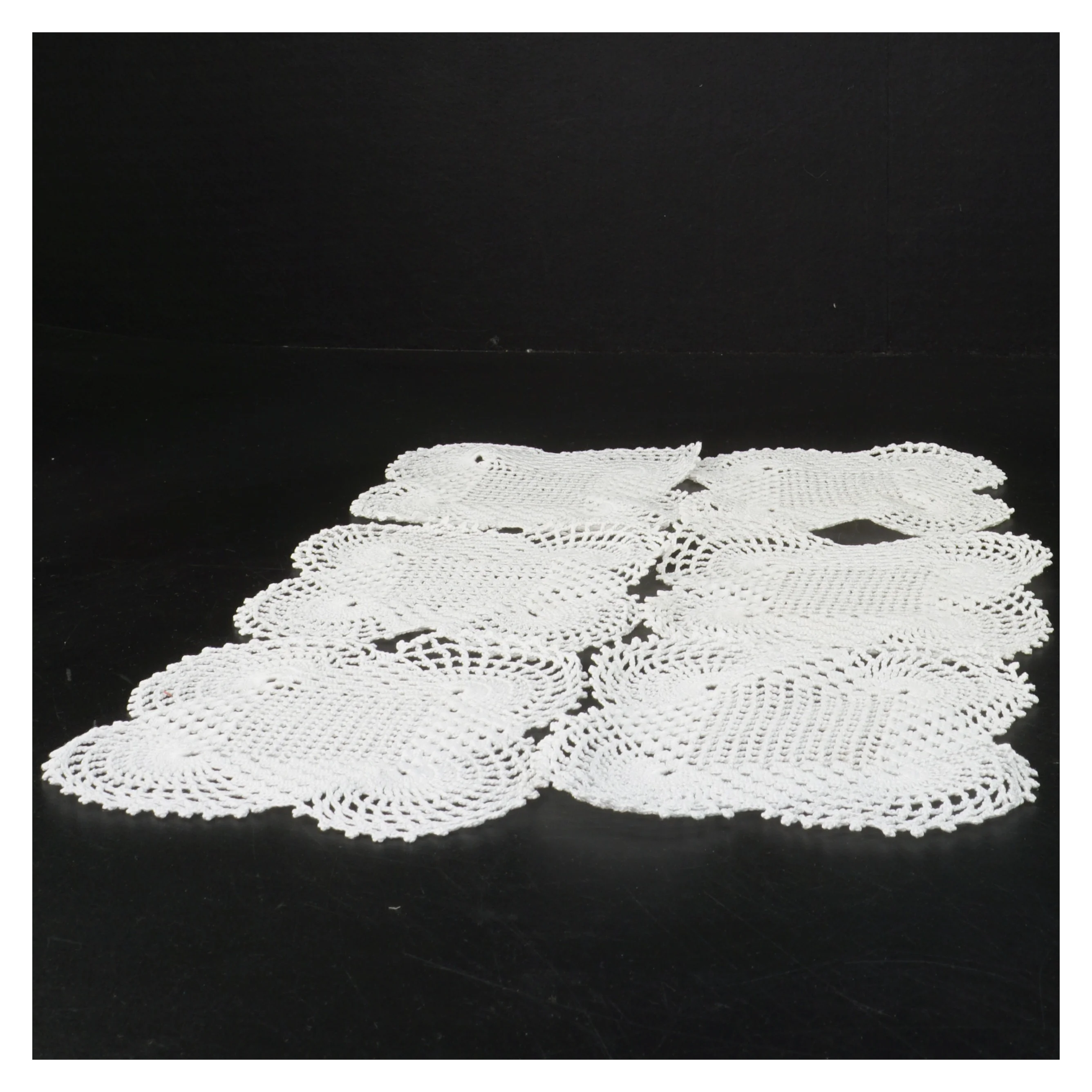 Hvide hæklede bordbrikker (str. 12 cm)