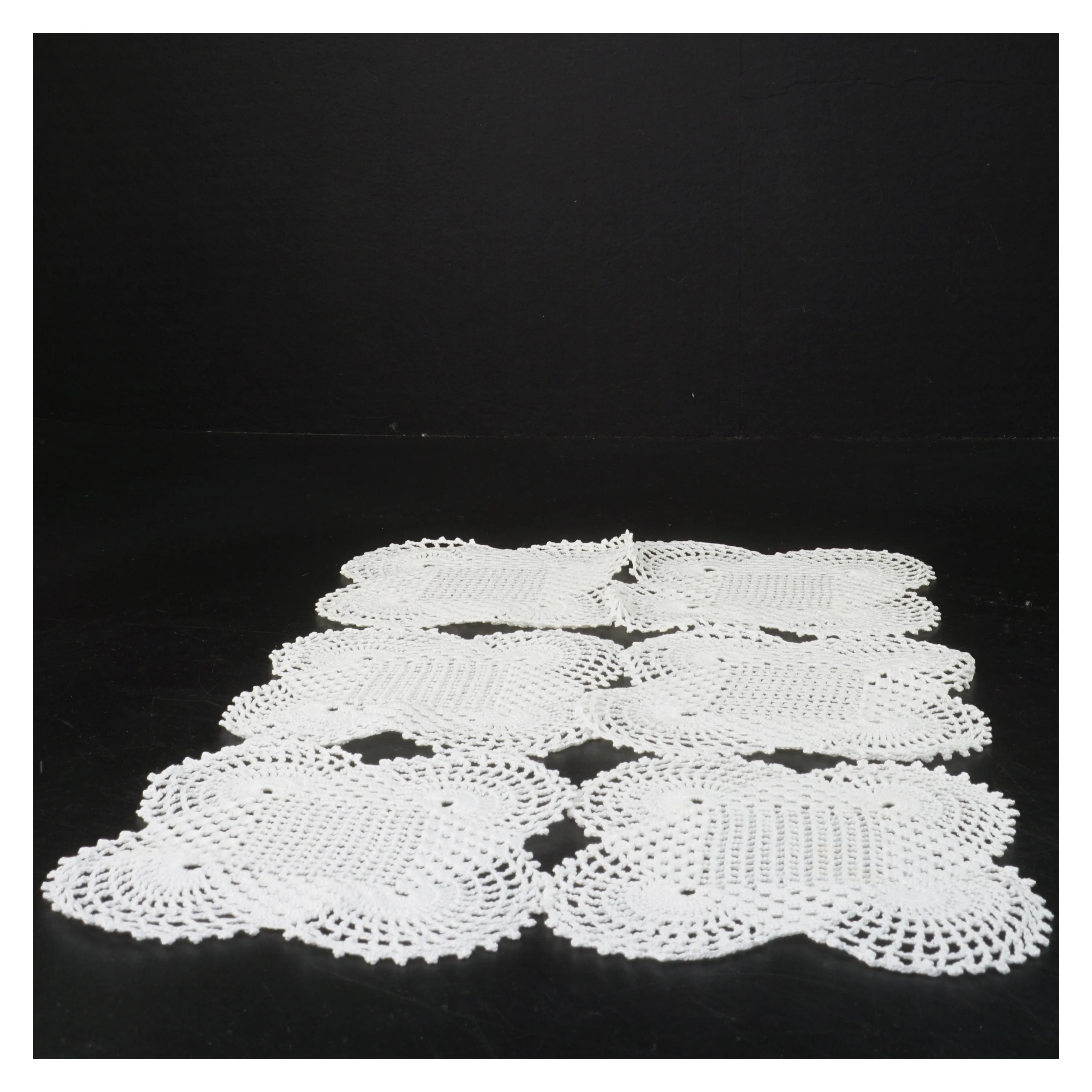 Hvide hæklede bordbrikker (str. 12 cm)